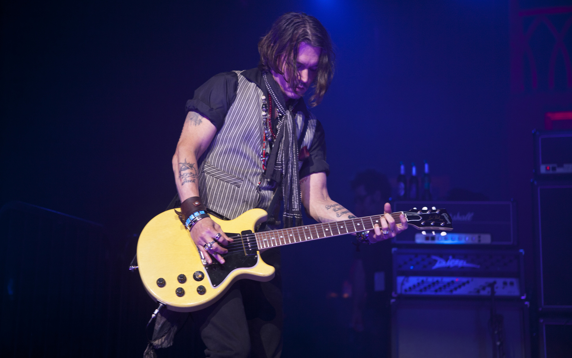 Download mobile wallpaper Johnny Depp, Guitar, Concert, Celebrity for free.
