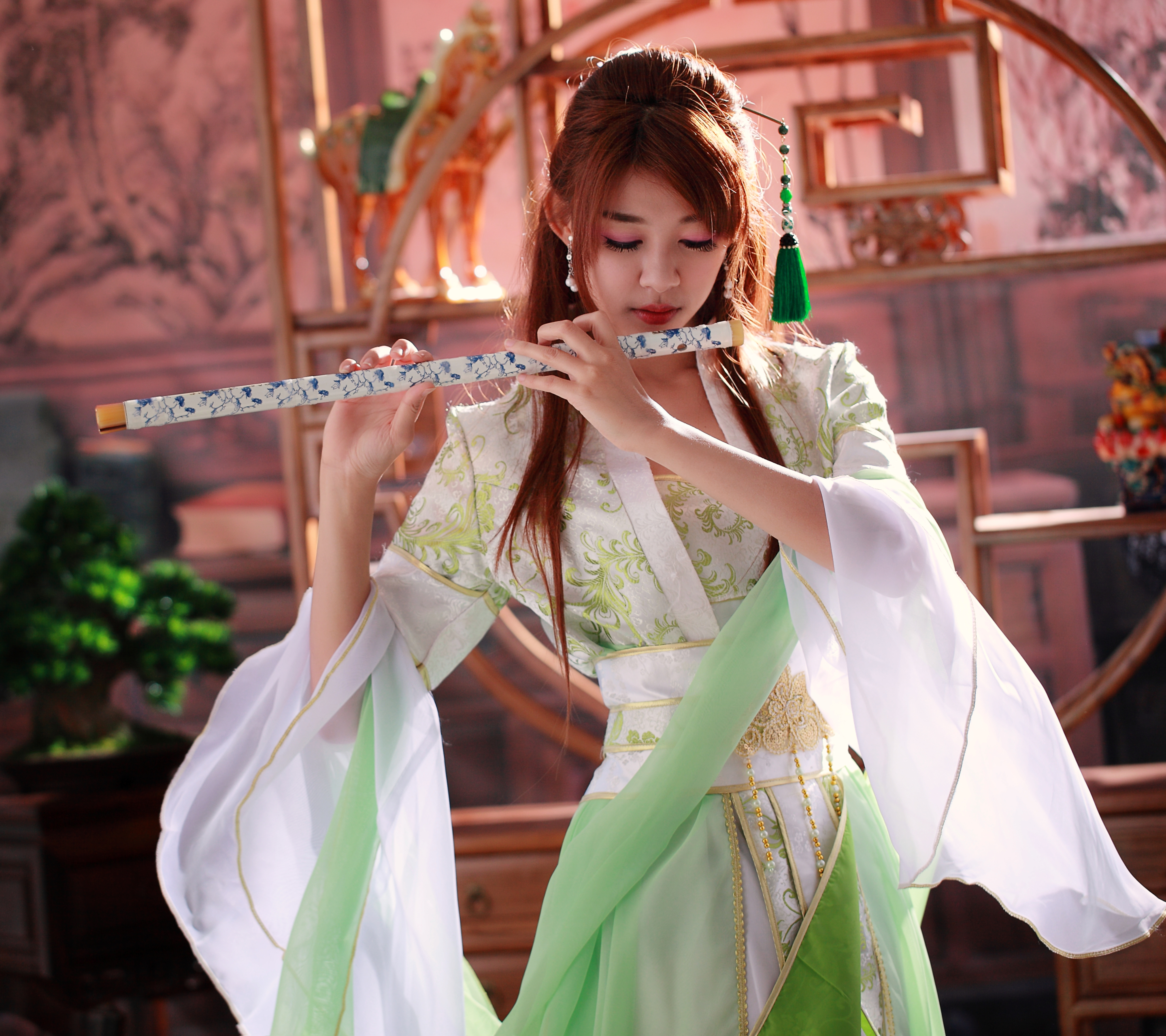 Handy-Wallpaper Musiker, Frauen, Asiatisch, Flöte, Asiatinnen, Nationaltracht, Xiǎo Zǐ kostenlos herunterladen.