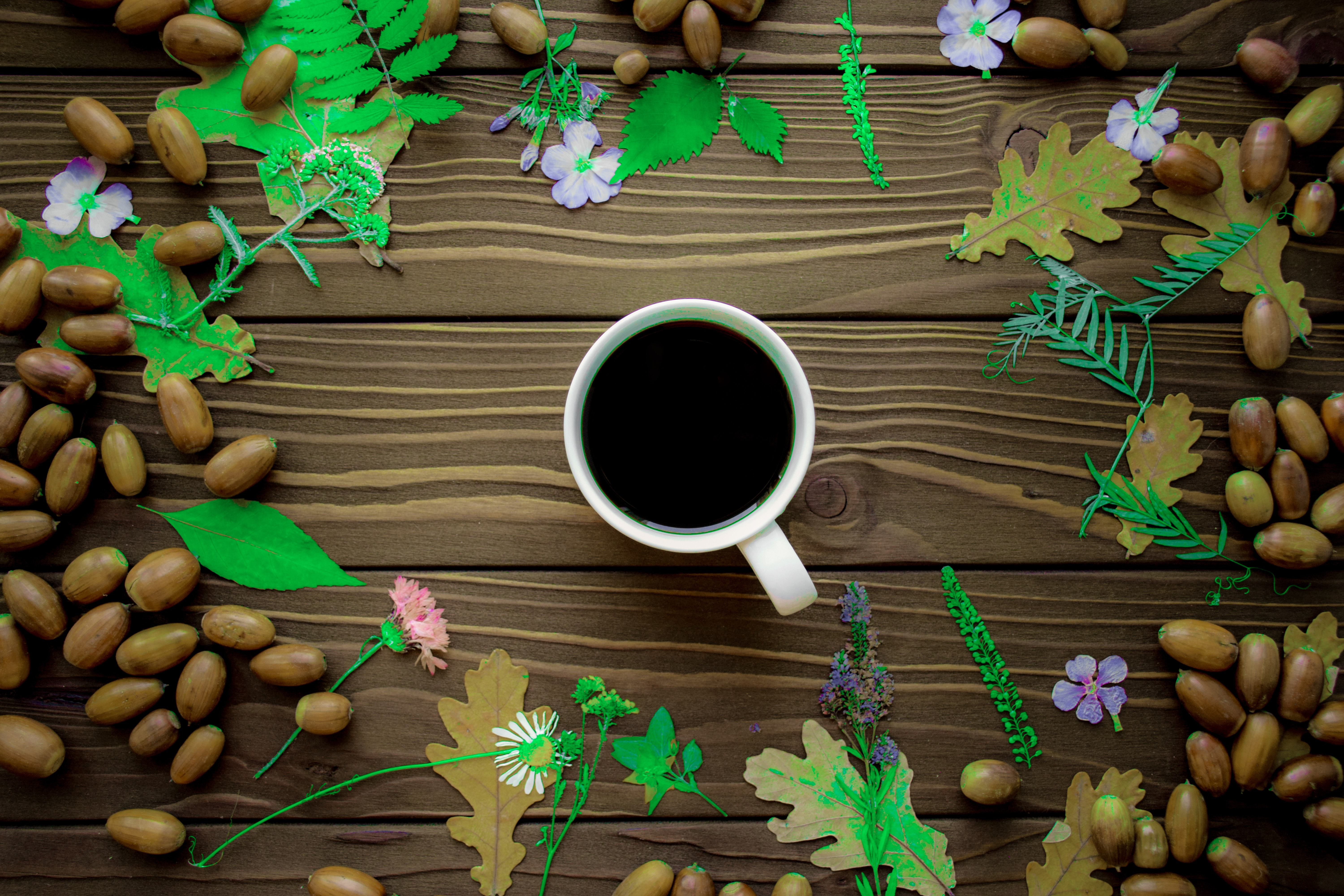 Handy-Wallpaper Tasse, Lebensmittel, Holz, Oberfläche, Coffee, Eine Tasse kostenlos herunterladen.