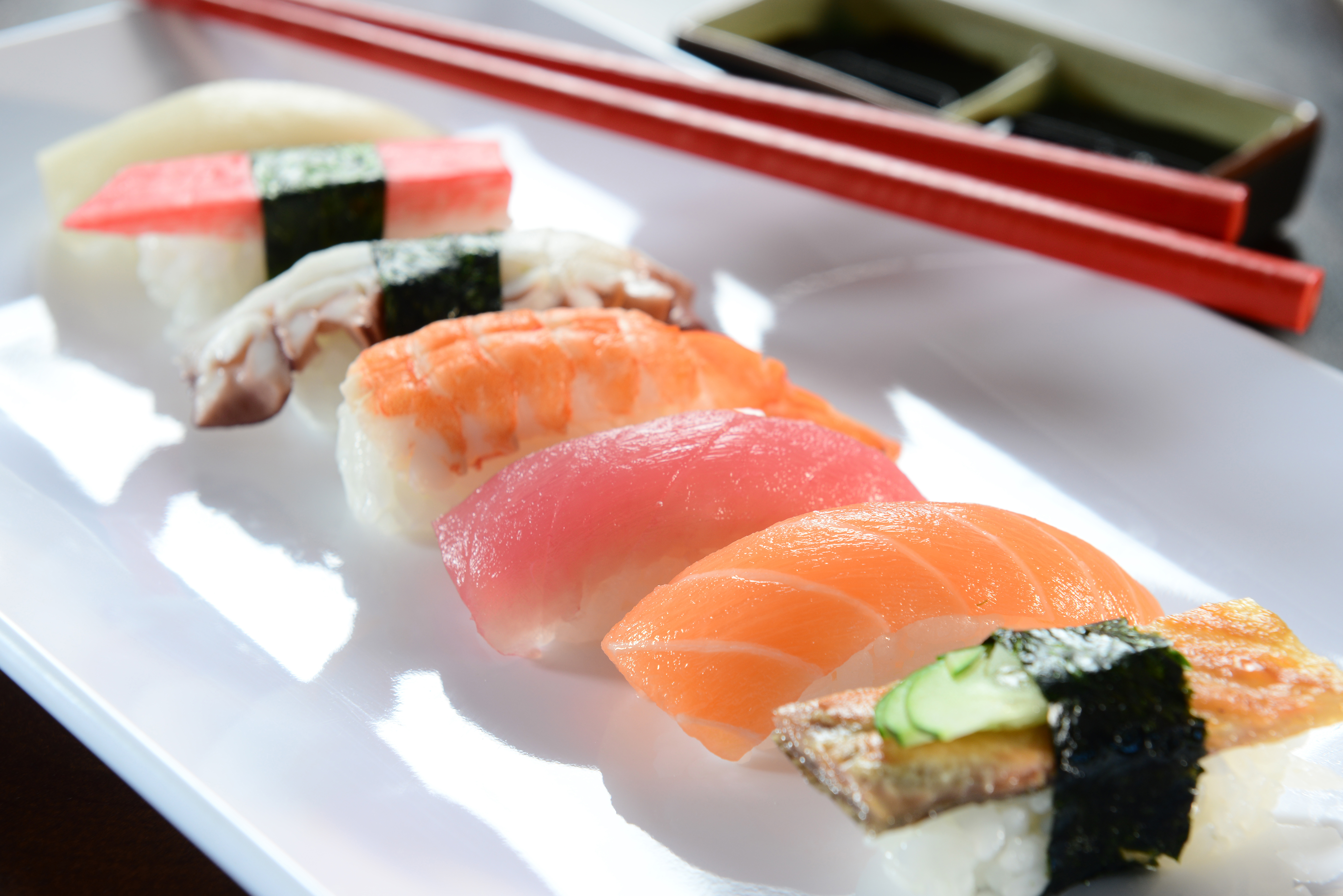 745117 descargar fondo de pantalla alimento, sushi, pez, comida japonesa: protectores de pantalla e imágenes gratis