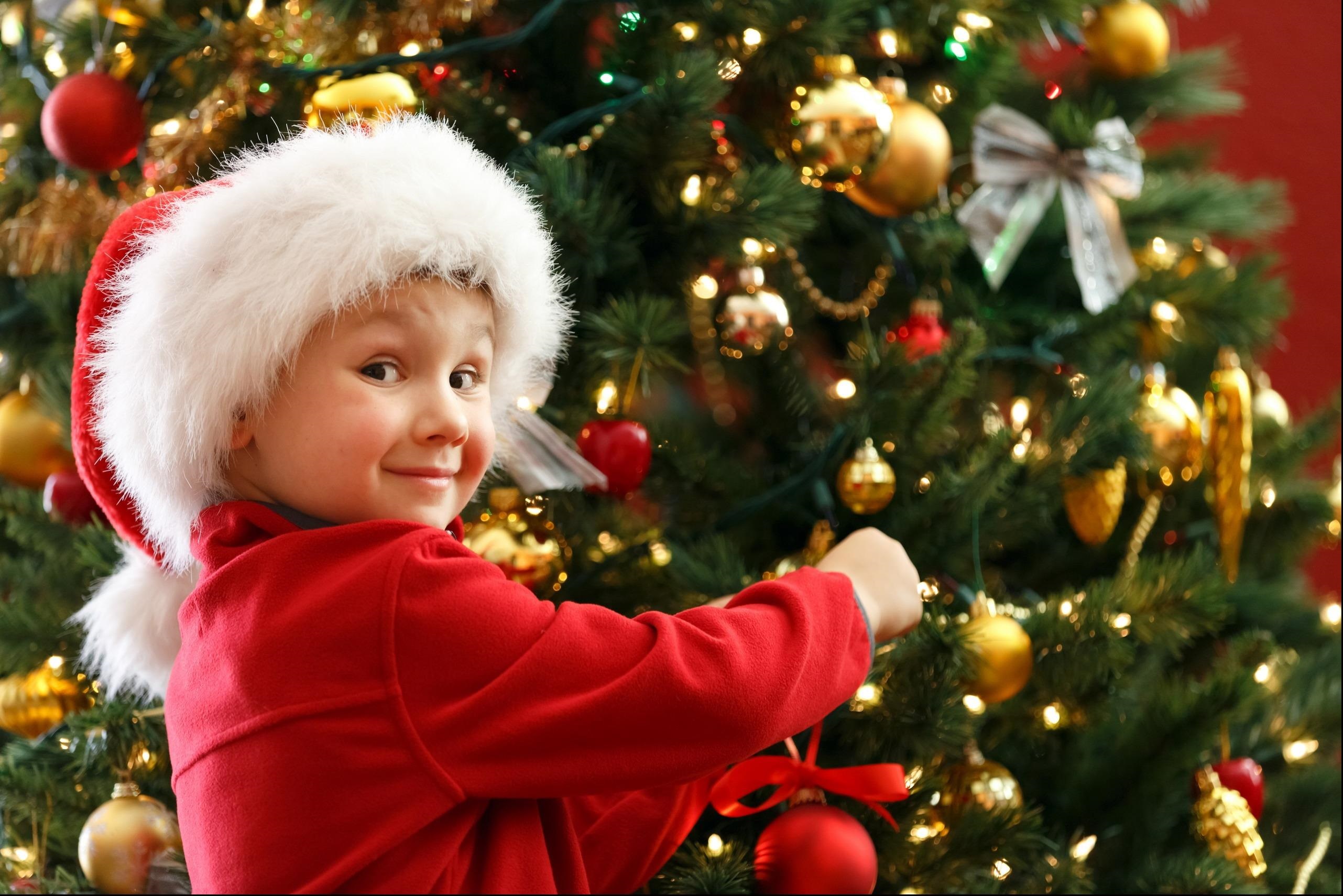 Скачать обои бесплатно Рождество, Рождественские Украшения, Праздничные, Шляпа Санты, Маленький Мальчик картинка на рабочий стол ПК