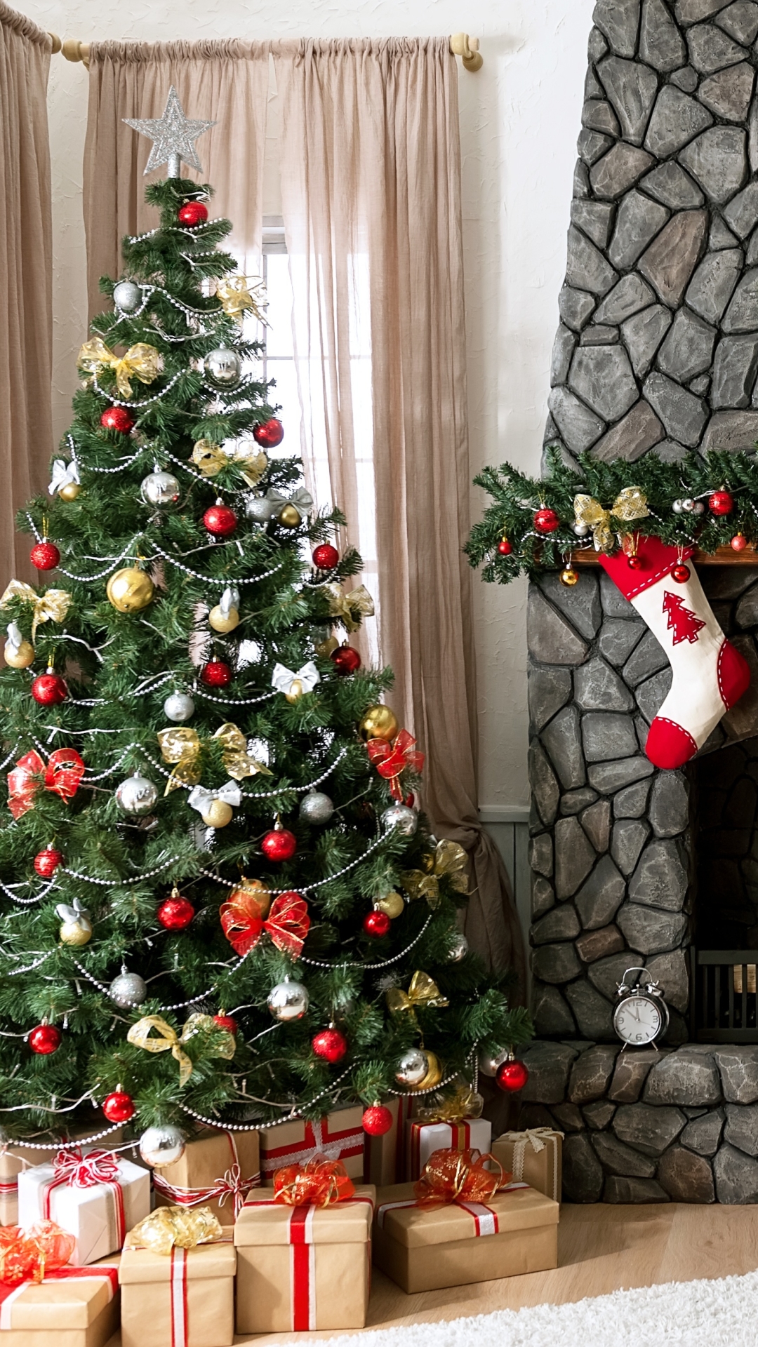 Handy-Wallpaper Feiertage, Weihnachten, Geschenk, Weihnachtsschmuck, Weihnachtsbaum, Kamin kostenlos herunterladen.