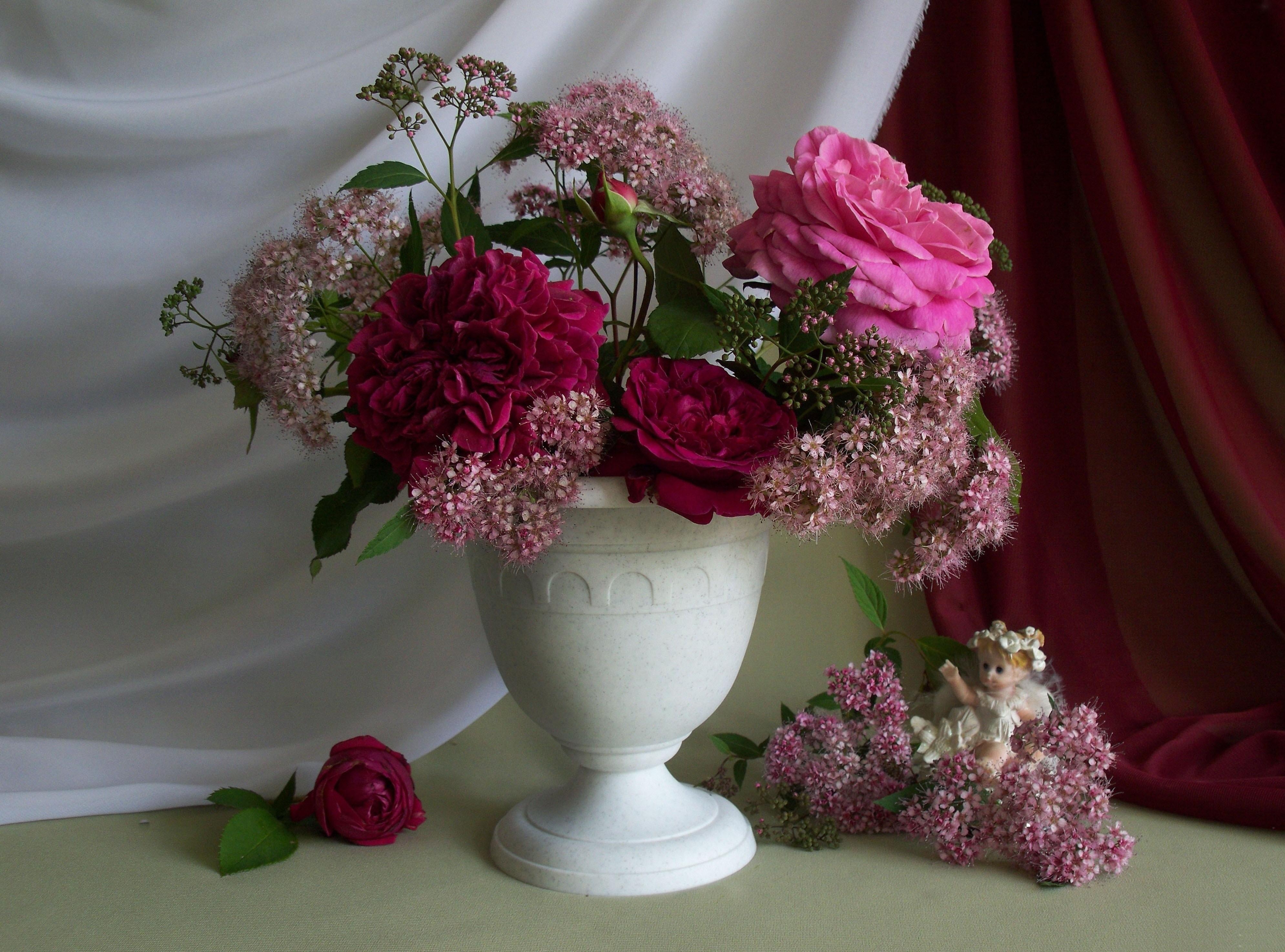 Téléchargez des papiers peints mobile Roses, Bourgeon, Le Tissu, Fleurs, Tissu, Vase, Bouquet, Ange gratuitement.