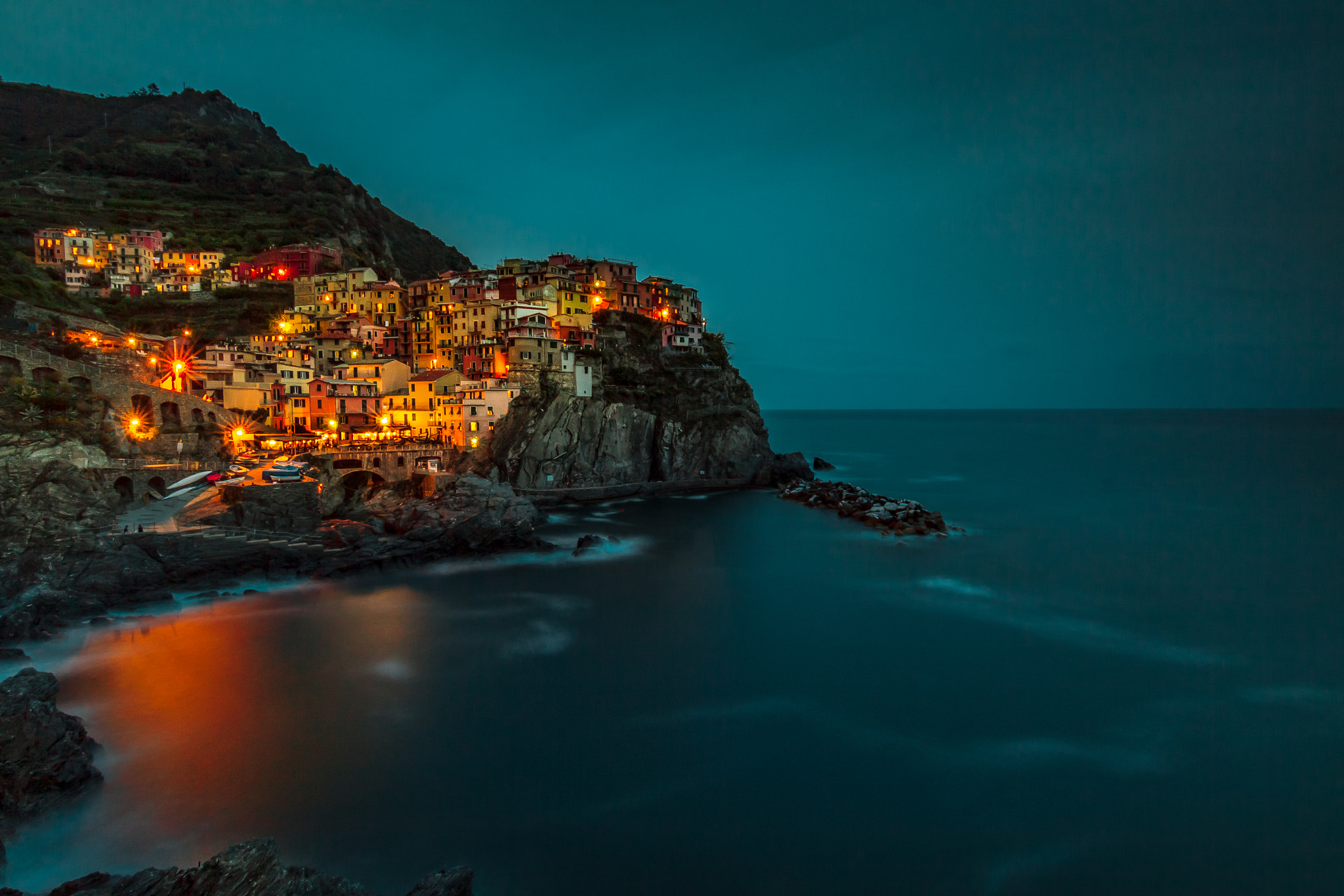 Laden Sie das Städte, Italien, Stadt, Horizont, Nacht, Manarola, Menschengemacht-Bild kostenlos auf Ihren PC-Desktop herunter