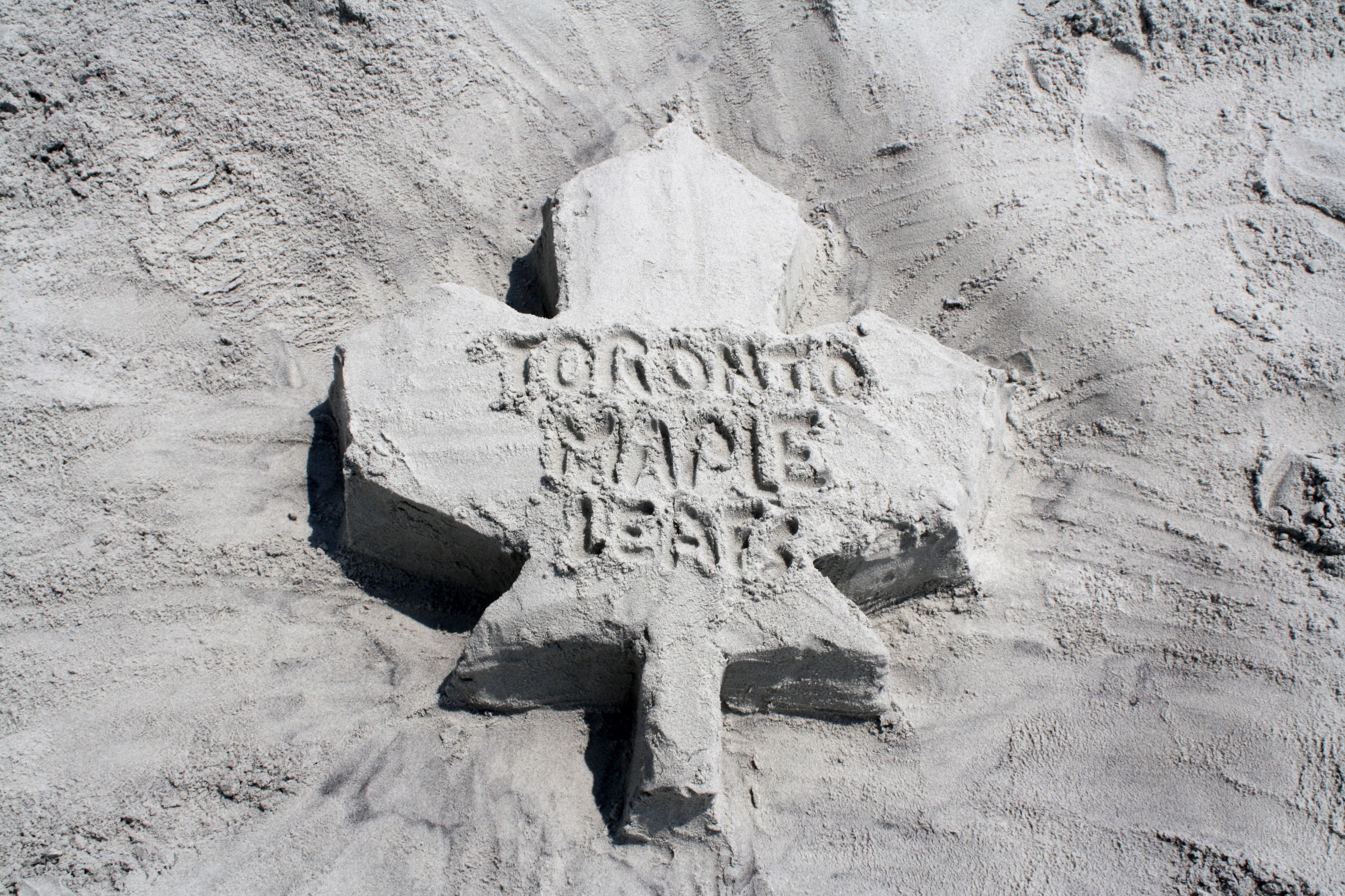 Скачать обои бесплатно Песок, Хоккей, Эмблема, Нхл, Виды Спорта, Лого, Торонто Мэйпл Лифс картинка на рабочий стол ПК