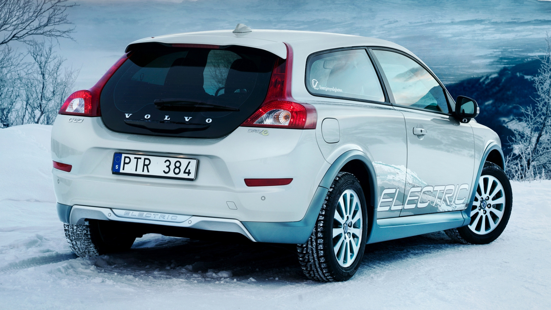Скачати мобільні шпалери Сніг, Вольво, Хетчбек, Транспортні Засоби, Білий Автомобіль, Електричний Автомобіль, Volvo C30 безкоштовно.