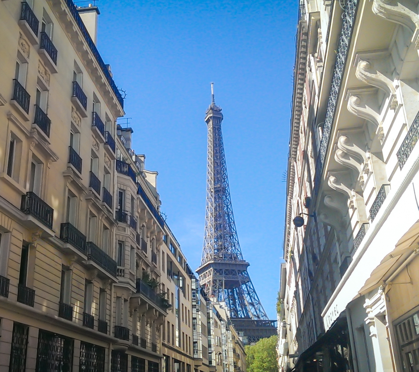 Handy-Wallpaper Städte, Paris, Eiffelturm, Stadt, Straße, Frankreich, Menschengemacht, Großstadt, Innerortsstraße kostenlos herunterladen.