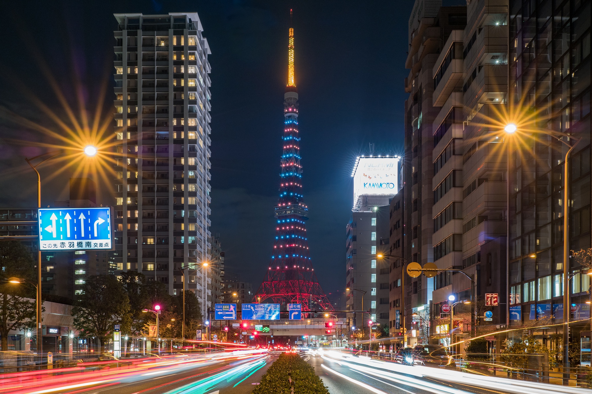 Handy-Wallpaper Wolkenkratzer, Gebäude, Licht, Straße, Japan, Tokio, Nacht, Menschengemacht, Großstadt, Zeitraffer, Tokyo Turm kostenlos herunterladen.