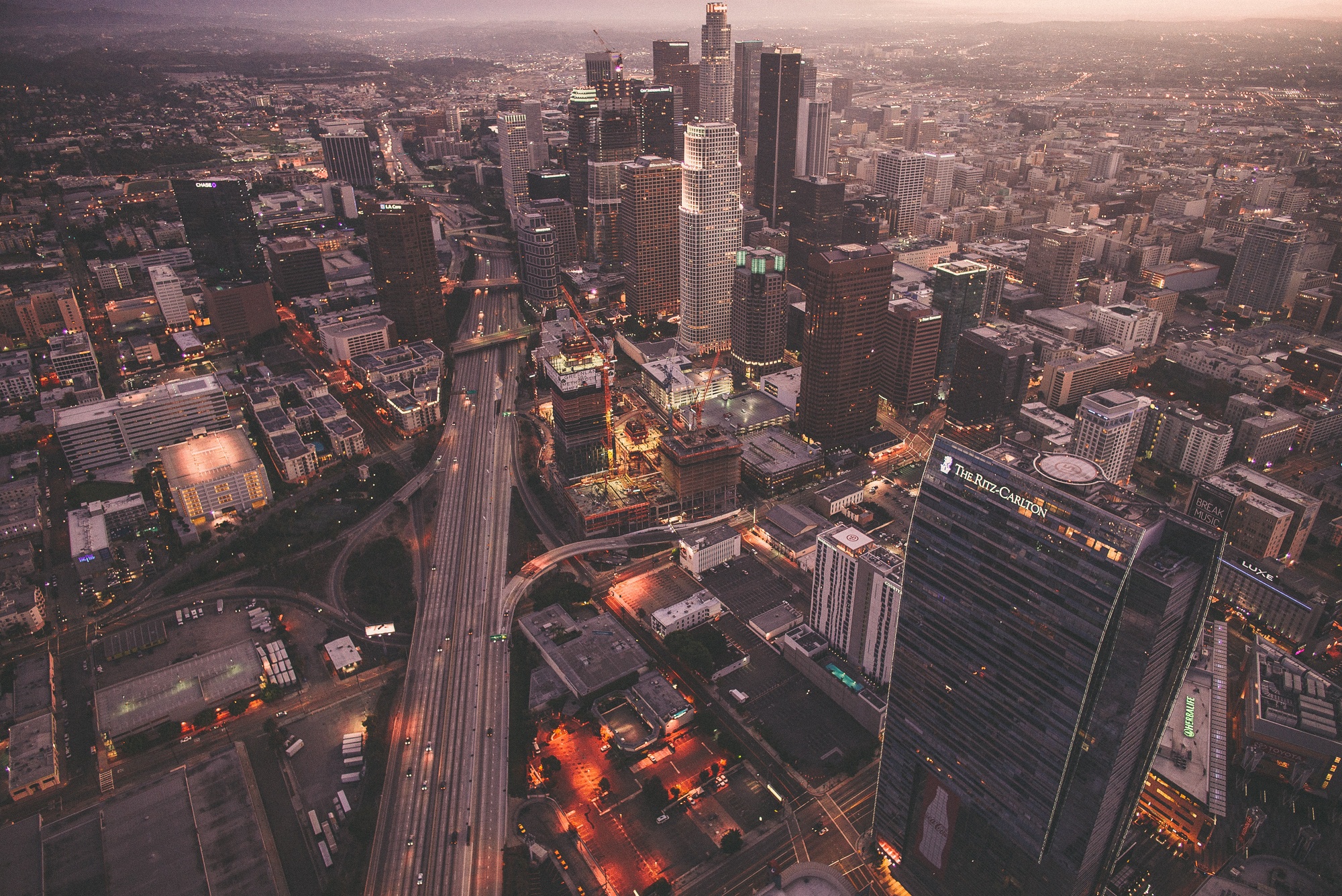 Laden Sie das Städte, Wolkenkratzer, Gebäude, Stadtbild, Los Angeles, Autobahn, Vereinigte Staaten Von Amerika, Menschengemacht, Großstadt, Luftbildfotografie-Bild kostenlos auf Ihren PC-Desktop herunter