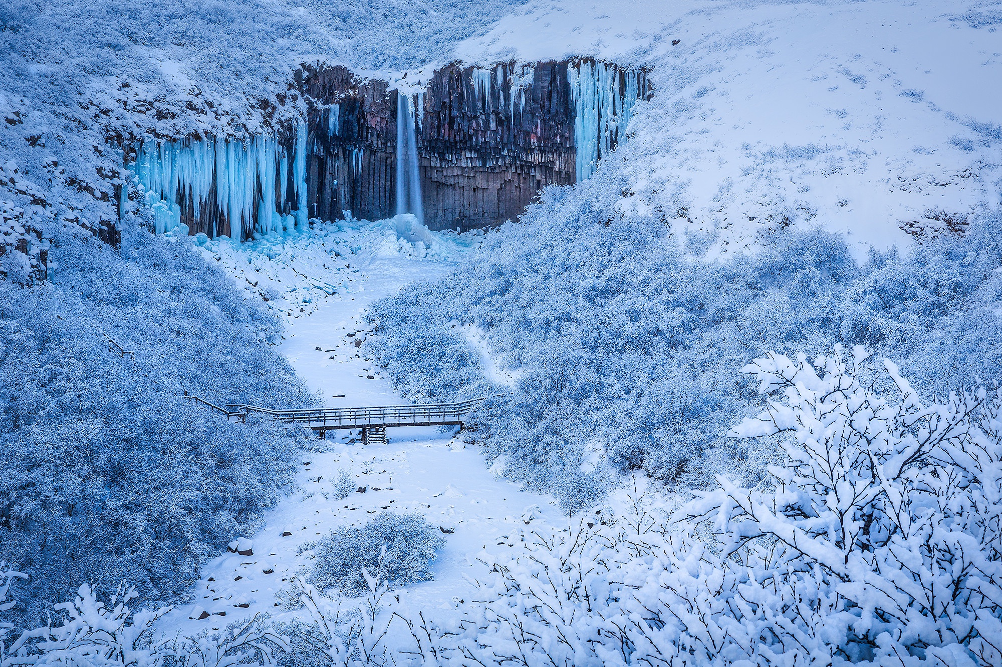 Скачать обои бесплатно Зима, Река, Снег, Водопад, Мост, Национальный Парк, Исландия, Фотографии, Свартифосс картинка на рабочий стол ПК