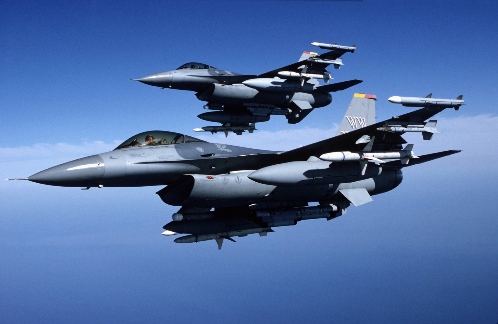 Скачать картинку Воздушные Силы, General Dynamics F 16 Файтинг Фэлкон, Военные, Реактивные Истребители в телефон бесплатно.