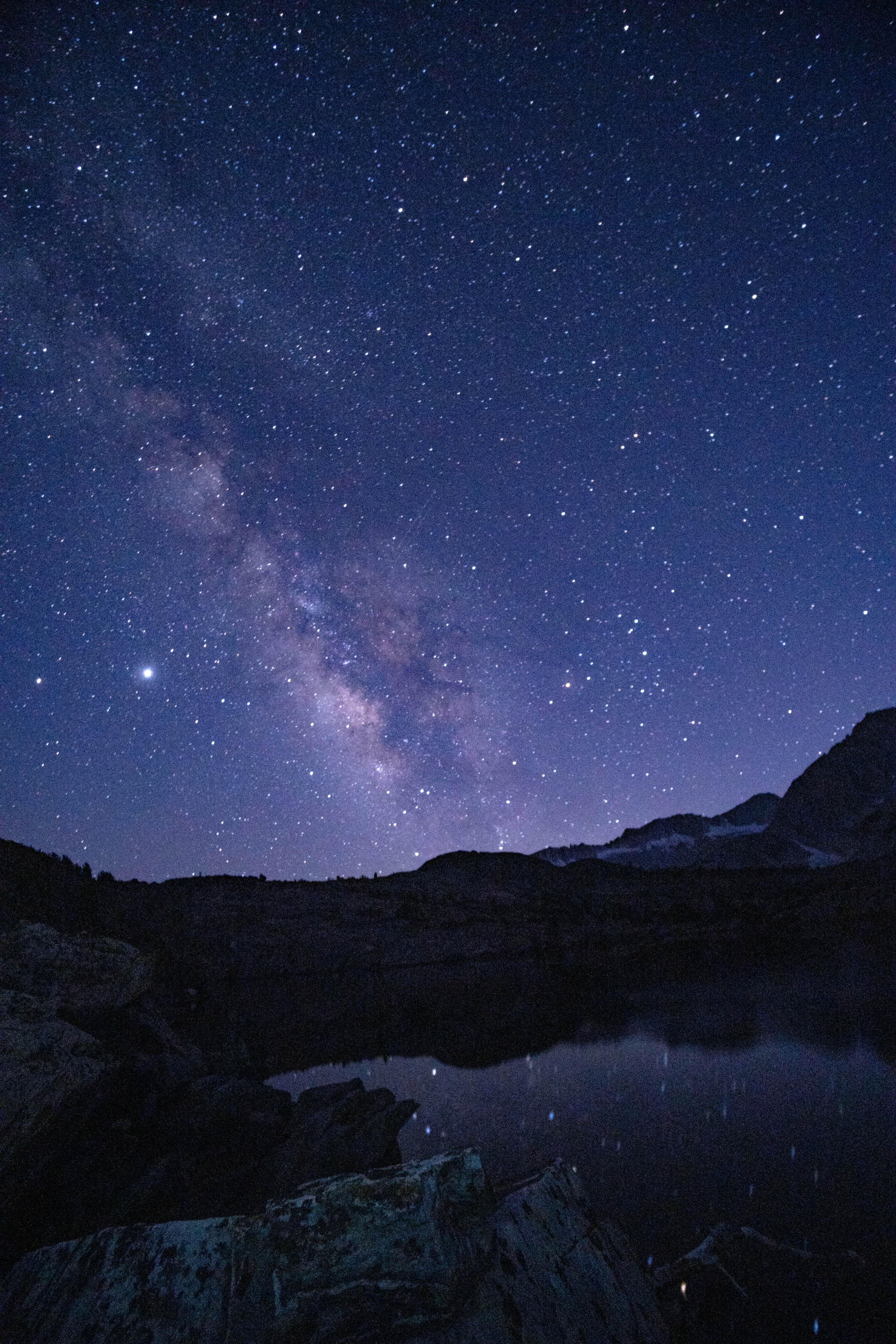Descarga gratuita de fondo de pantalla para móvil de Naturaleza, Las Rocas, Rocas, Noche, Lago, Cielo Estrellado, Nebulosa.