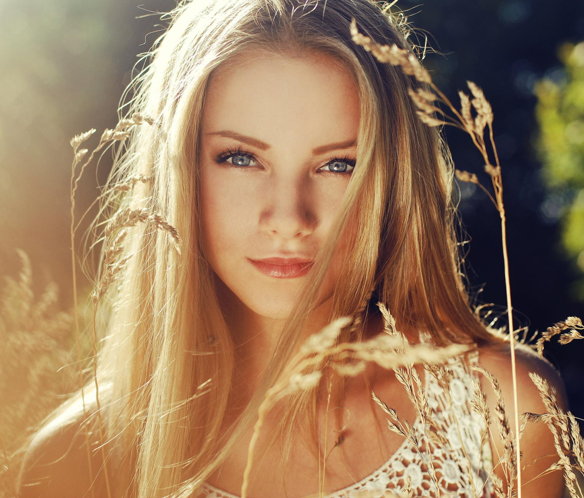 Handy-Wallpaper Blond, Sonnig, Modell, Frauen, Blaue Augen, Blondinen, Planze, Anlage kostenlos herunterladen.