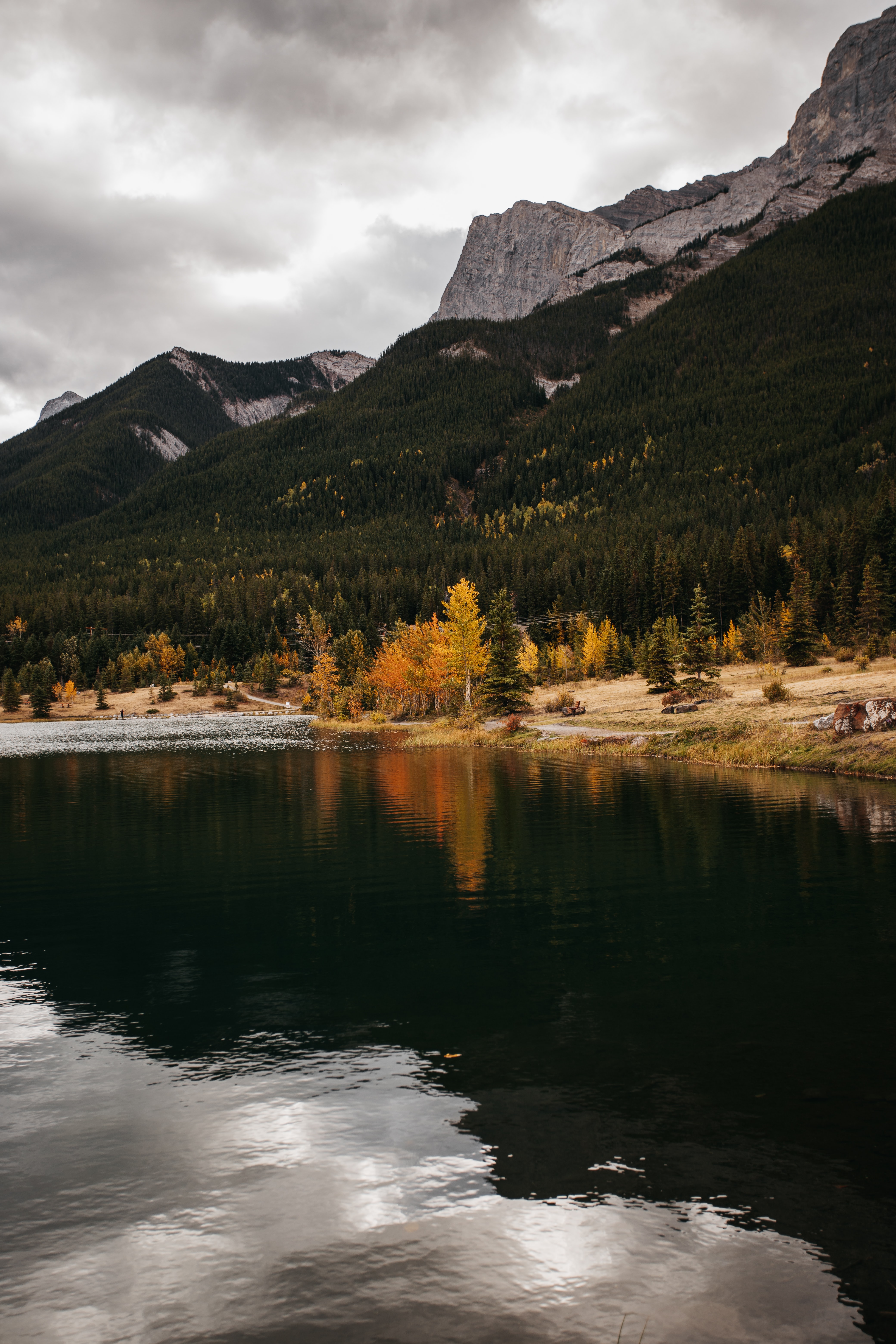 Скачать картинку Скала, Озеро, Лес, Природа, Осень в телефон бесплатно.