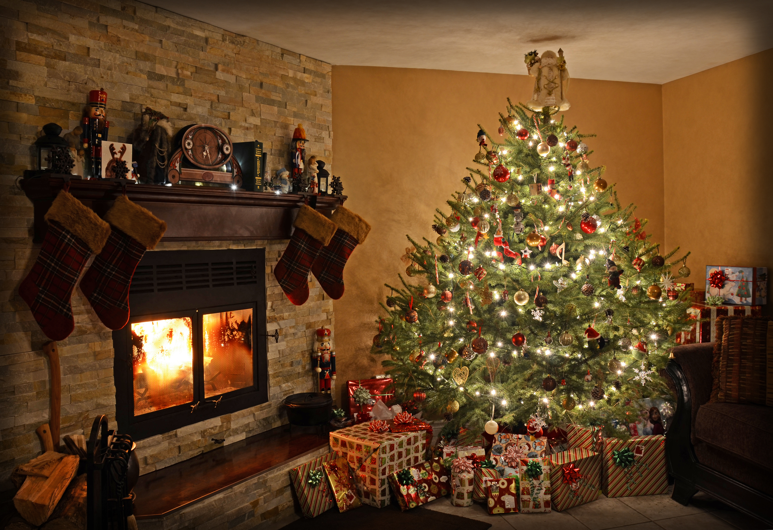 Laden Sie das Feiertage, Weihnachten, Geschenk, Weihnachtsschmuck, Weihnachtsbaum, Kamin, Weihnachtsbeleuchtung-Bild kostenlos auf Ihren PC-Desktop herunter