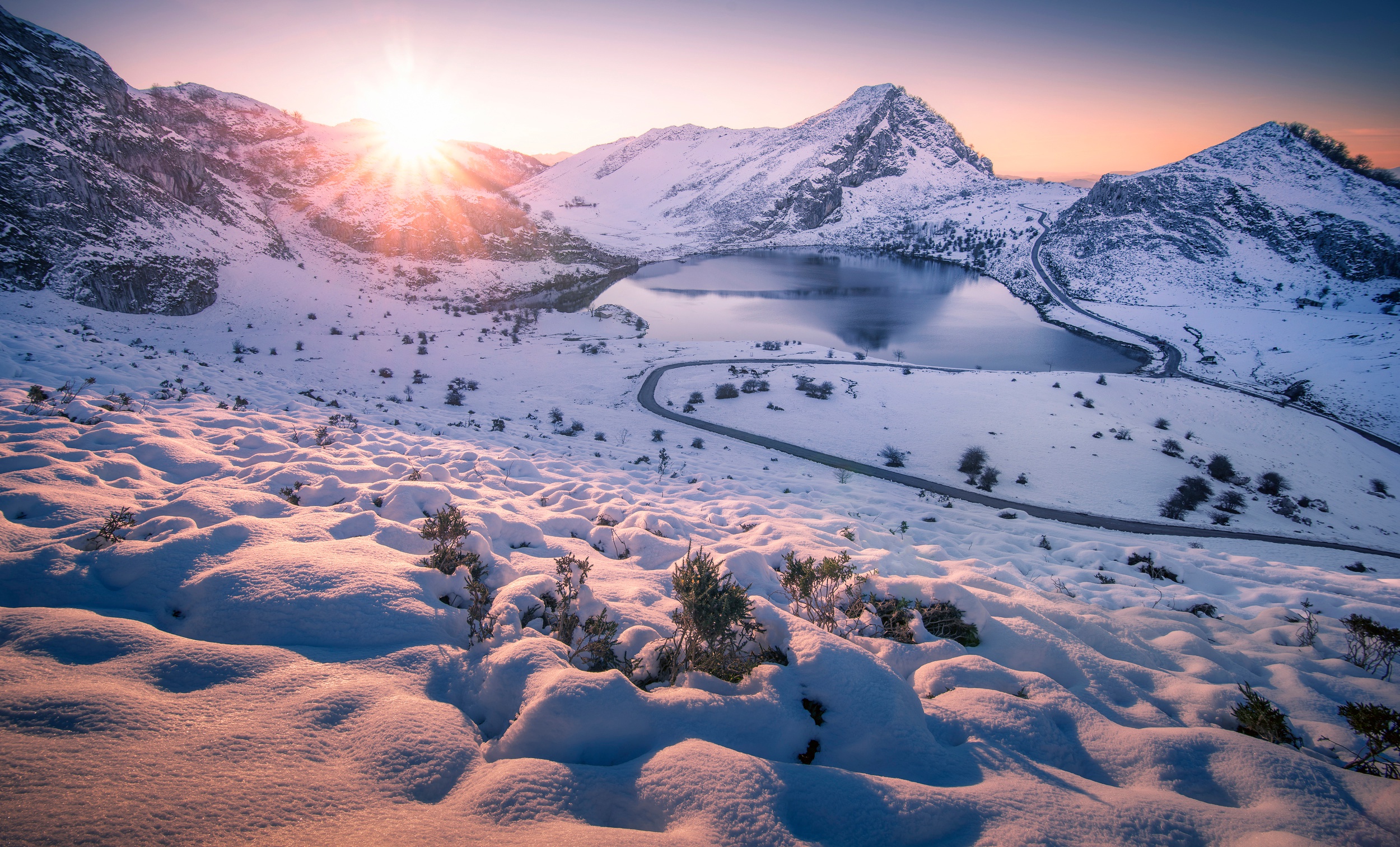 Скачать картинку Зима, Природа, Снег, Гора, Озеро, Восход Солнца, Земля/природа в телефон бесплатно.