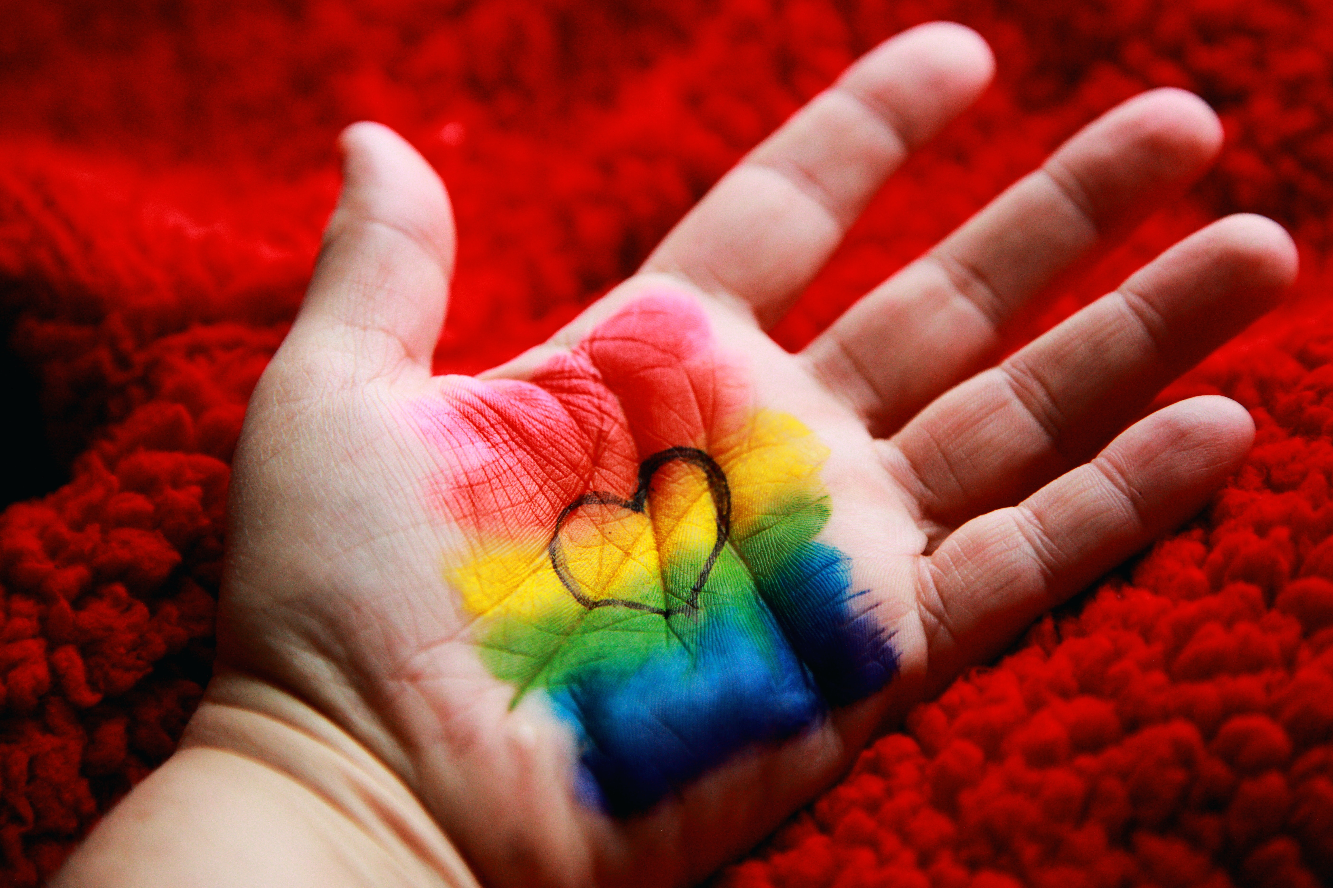 Скачать картинку Краска, Рука, Разноцветный, Радуга, Сердце, Любовь в телефон бесплатно.