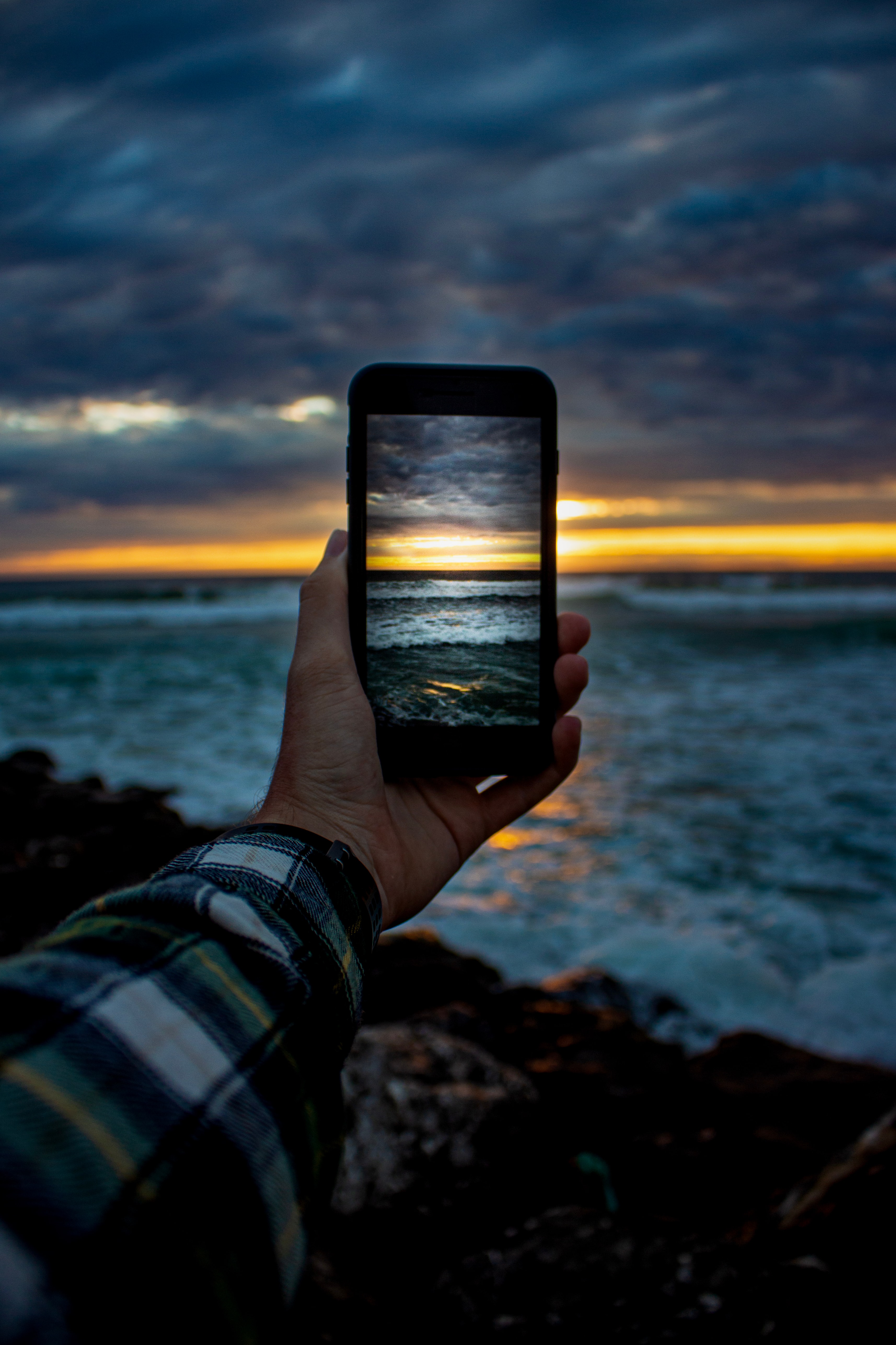 102741 скачать картинку телефон, закат, море, рука, разное, съемка - обои и заставки бесплатно
