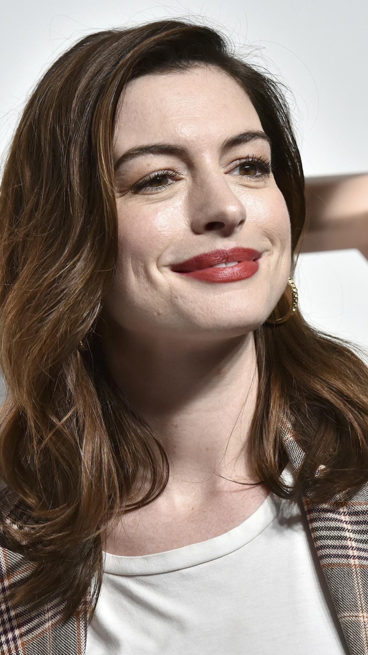 Download mobile wallpaper Anne Hathaway, Brunette, American, Celebrity, Brown Eyes, Actress, Lipstick for free.