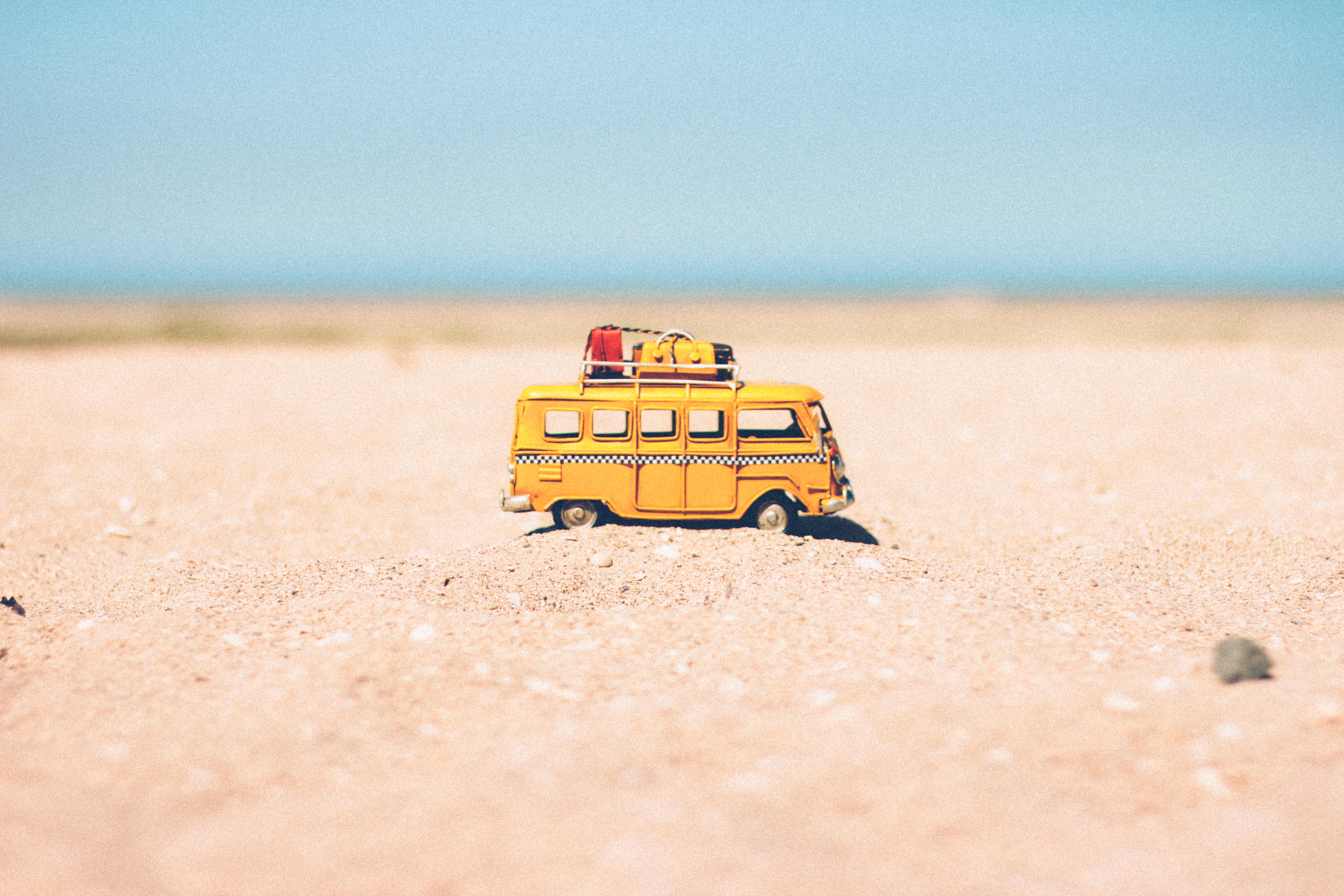 142658 скачать обои автобус, желтый, игрушка, пляж, песок, разное - заставки и картинки бесплатно
