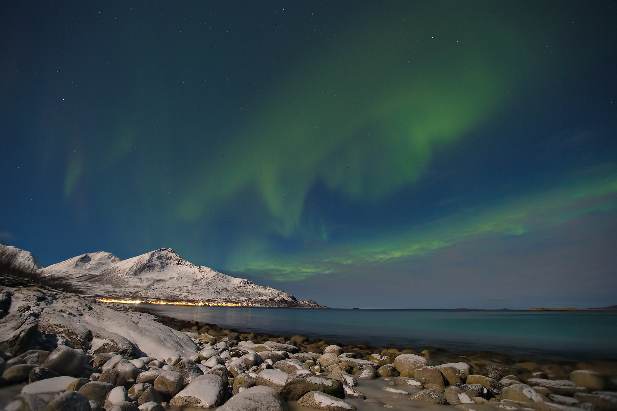 Скачать обои бесплатно Море, Гора, Северное Сияние, Исландия, Земля/природа картинка на рабочий стол ПК