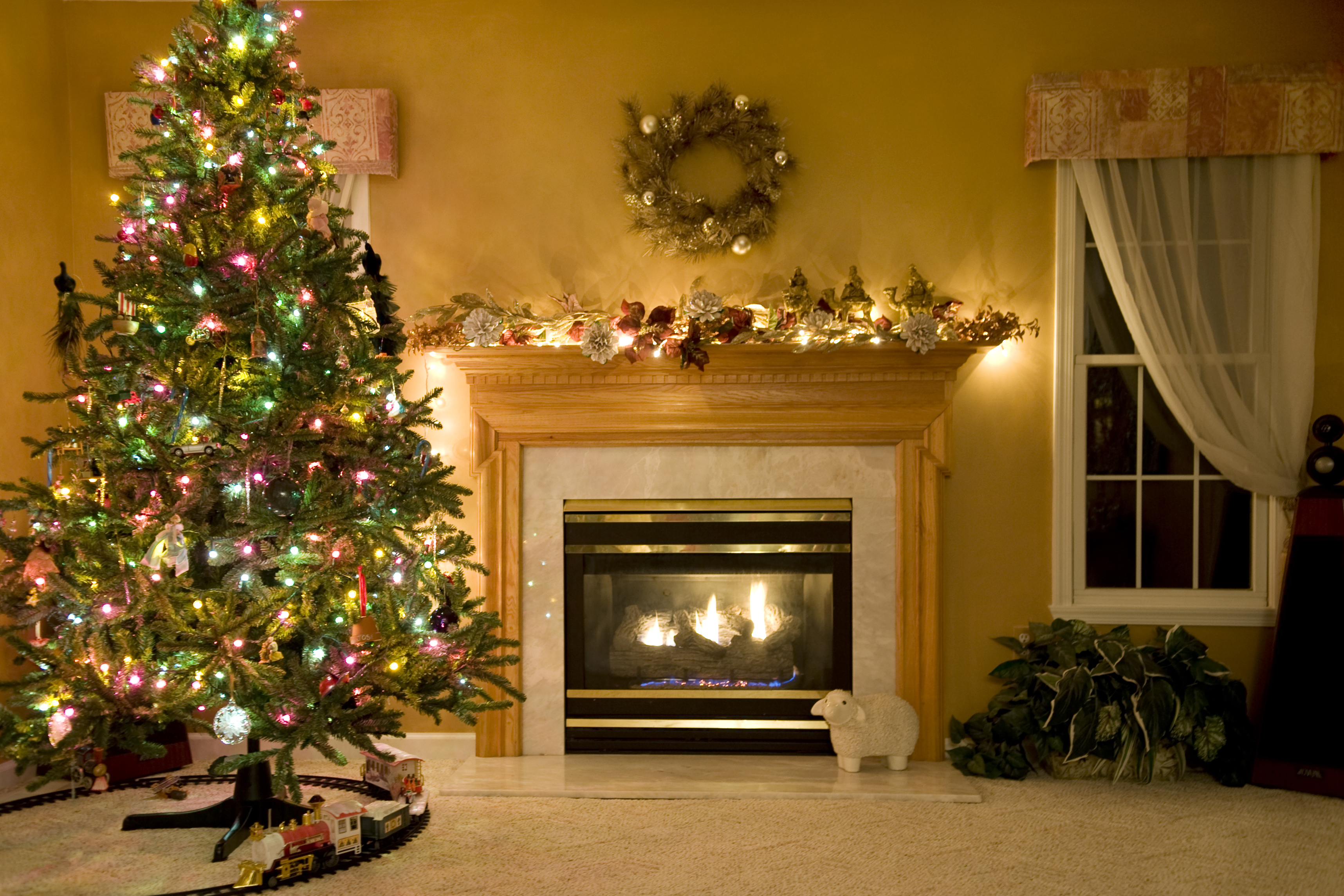 552479 Bild herunterladen kamin, feiertage, weihnachten, weihnachtsbeleuchtung, weihnachtsschmuck, weihnachtsbaum - Hintergrundbilder und Bildschirmschoner kostenlos