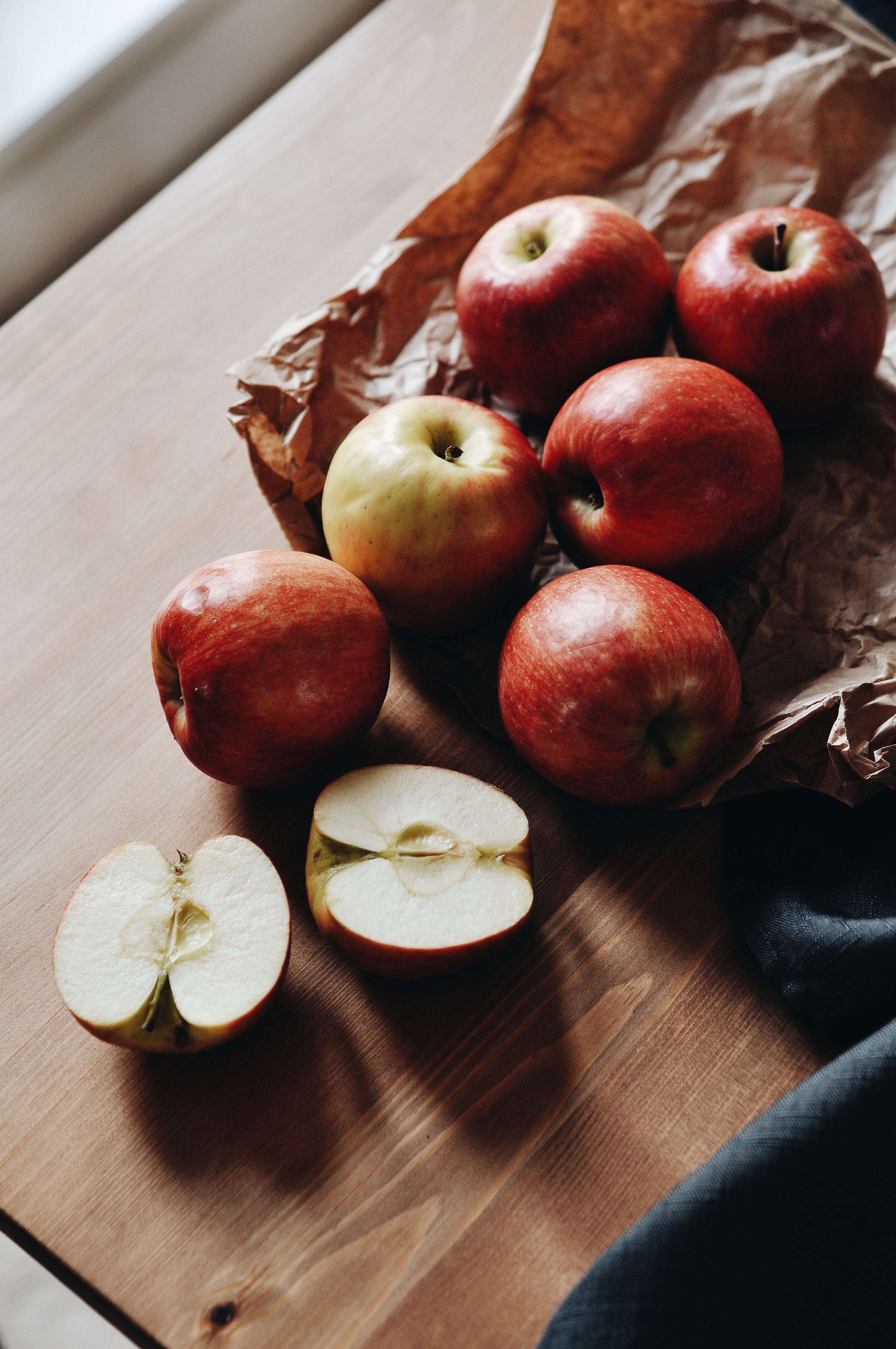 無料モバイル壁紙赤い, 小葉, 食品, スライス, りんご, フルーツをダウンロードします。