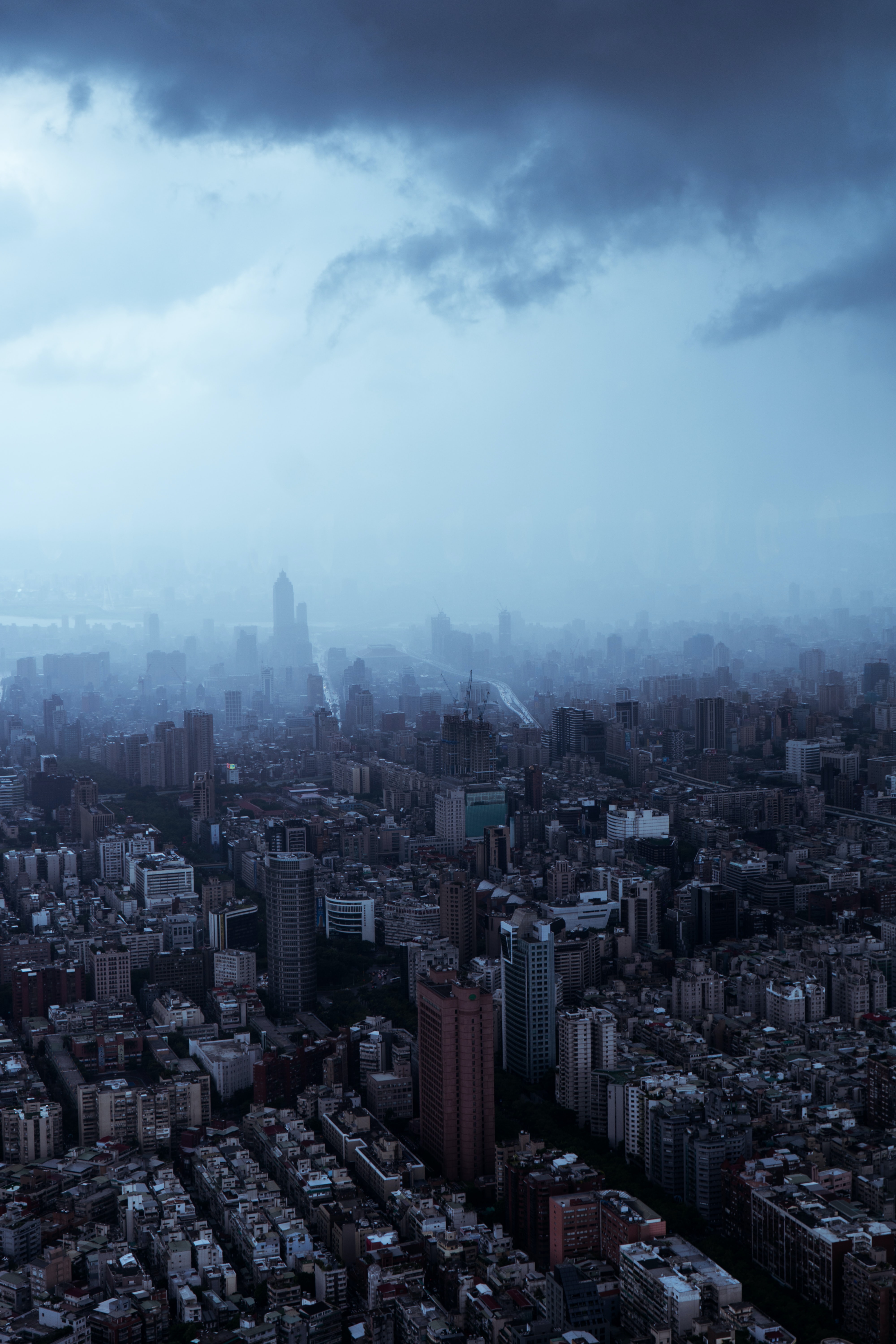 Laden Sie das Städte, Stadt, Wolkenkratzer, Gebäude, Nebel, Dunkelheit-Bild kostenlos auf Ihren PC-Desktop herunter
