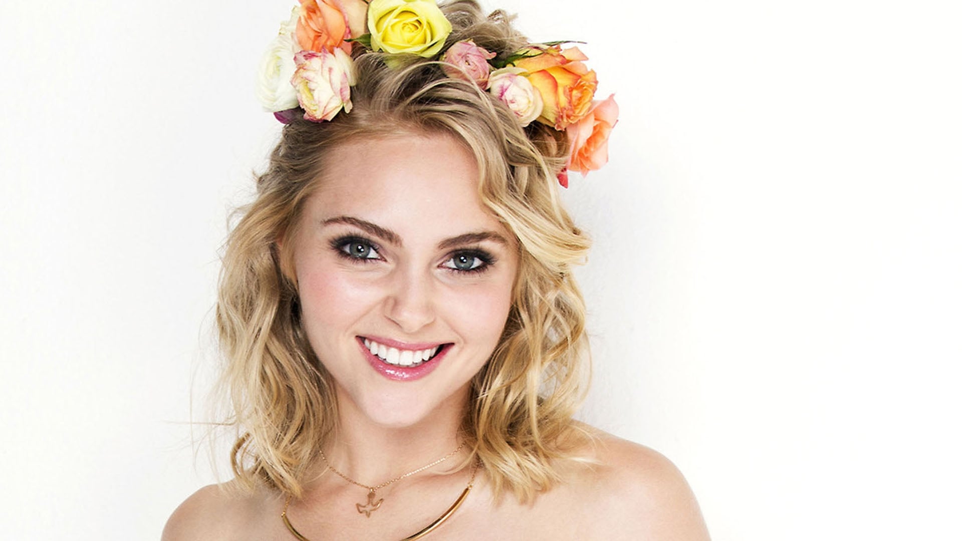 Free download wallpaper Flower, Smile, Blonde, Face, Celebrity, Actress, Annasophia Robb on your PC desktop