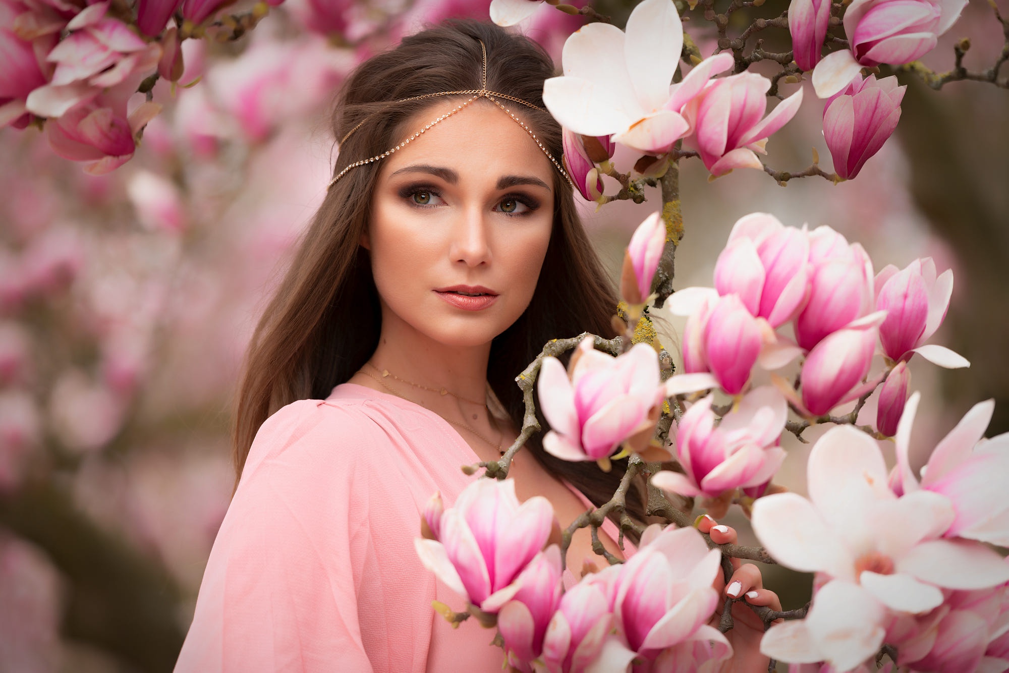 1010279 Bild herunterladen frauen, modell, brünette, blume, magnolie - Hintergrundbilder und Bildschirmschoner kostenlos