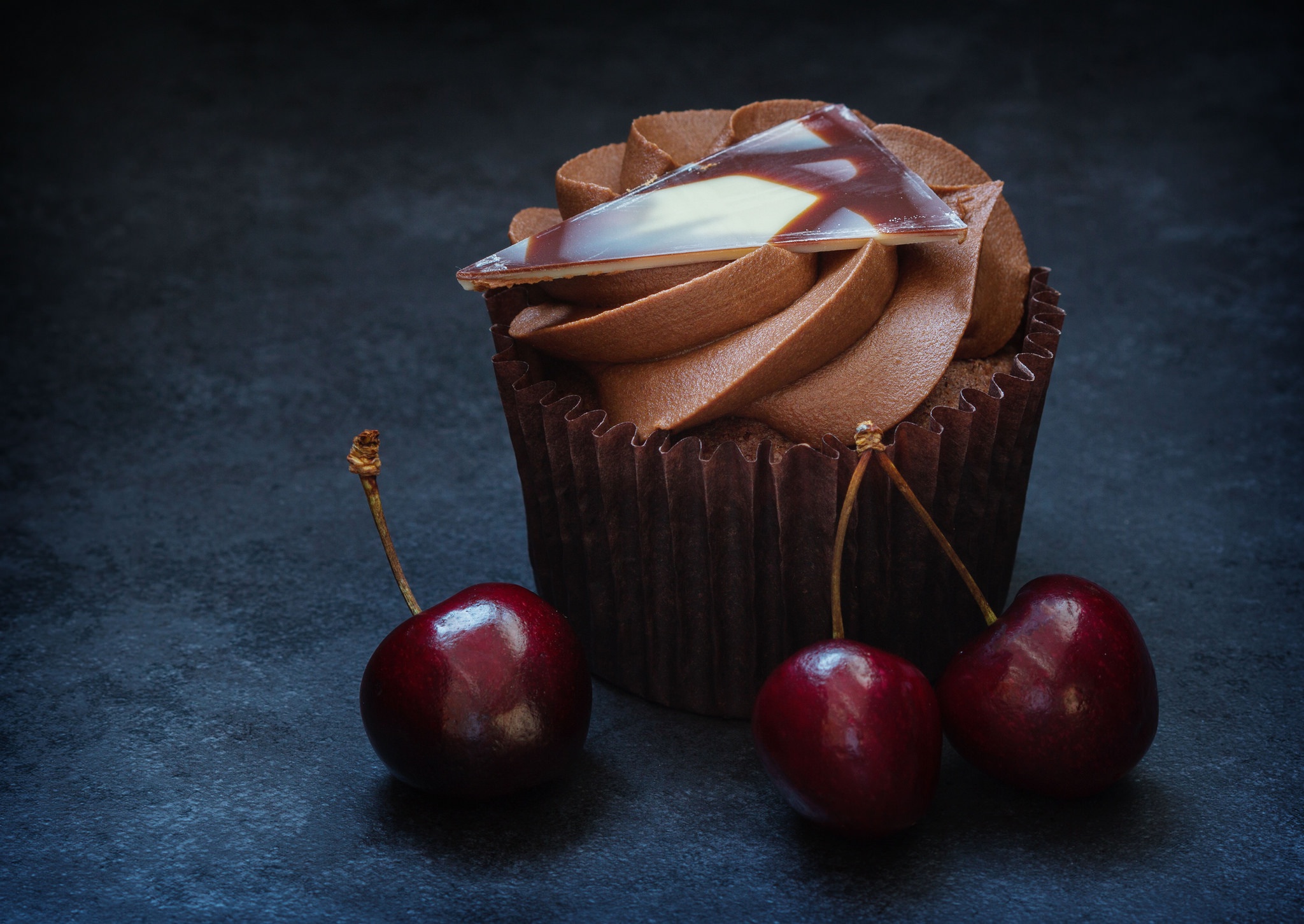 Laden Sie das Kirsche, Schokolade, Creme, Frucht, Cupcake, Nahrungsmittel-Bild kostenlos auf Ihren PC-Desktop herunter