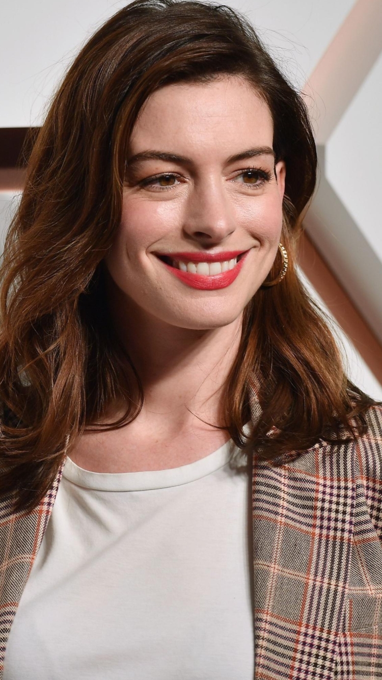 Download mobile wallpaper Anne Hathaway, Smile, Face, Brunette, American, Celebrity, Brown Eyes, Actress, Lipstick, Anne Hathawa for free.