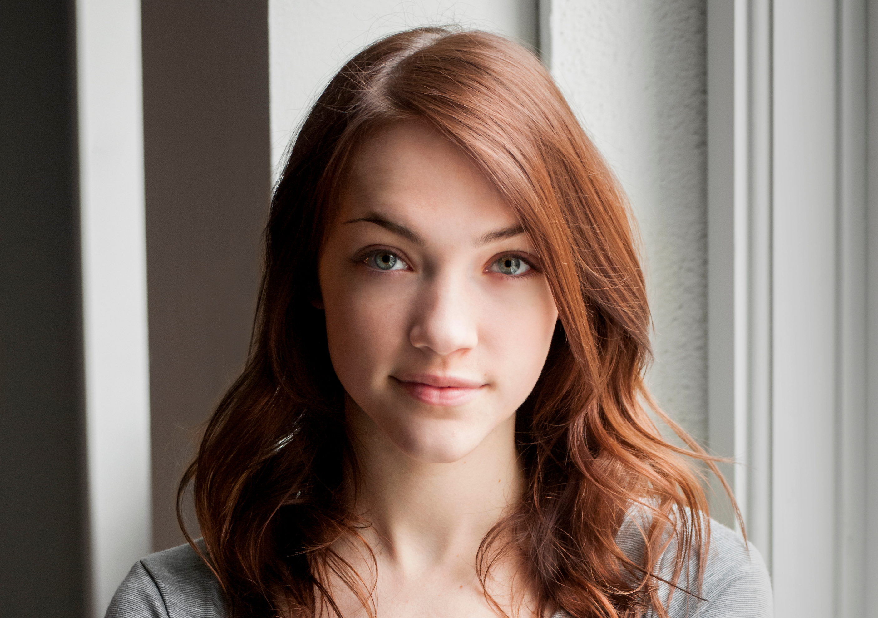 Download mobile wallpaper Redhead, Face, Blue Eyes, American, Celebrity, Actress, Violett Beane for free.