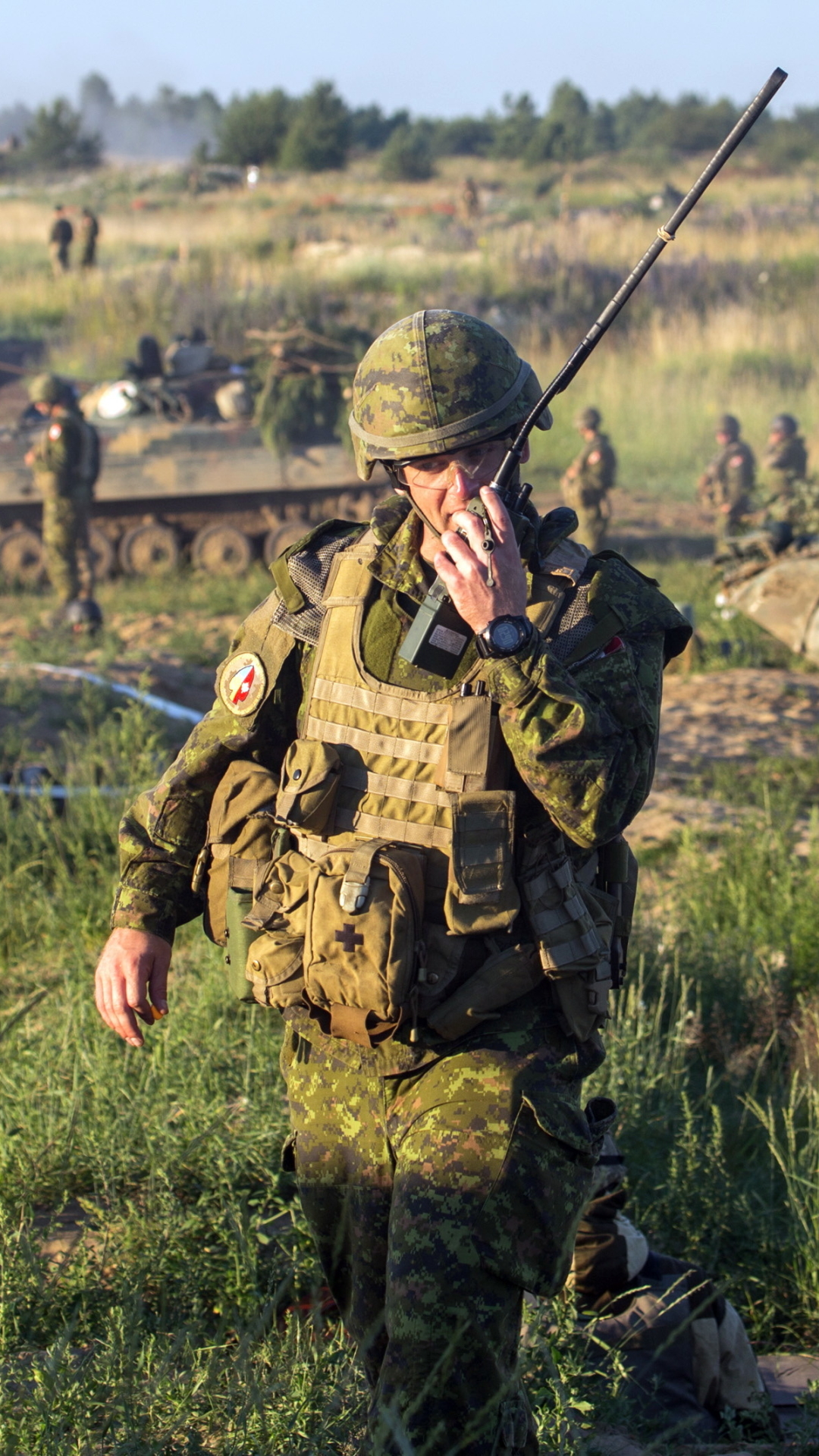 Скачати мобільні шпалери Військовий, Солдат, Танк безкоштовно.