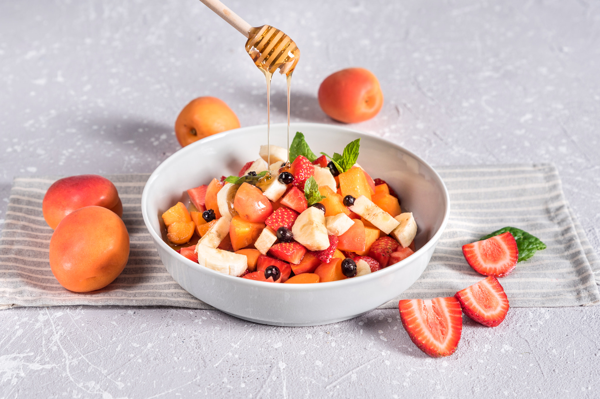 Handy-Wallpaper Erdbeere, Frucht, Aprikose, Nahrungsmittel, Früchte, Frühstuck kostenlos herunterladen.