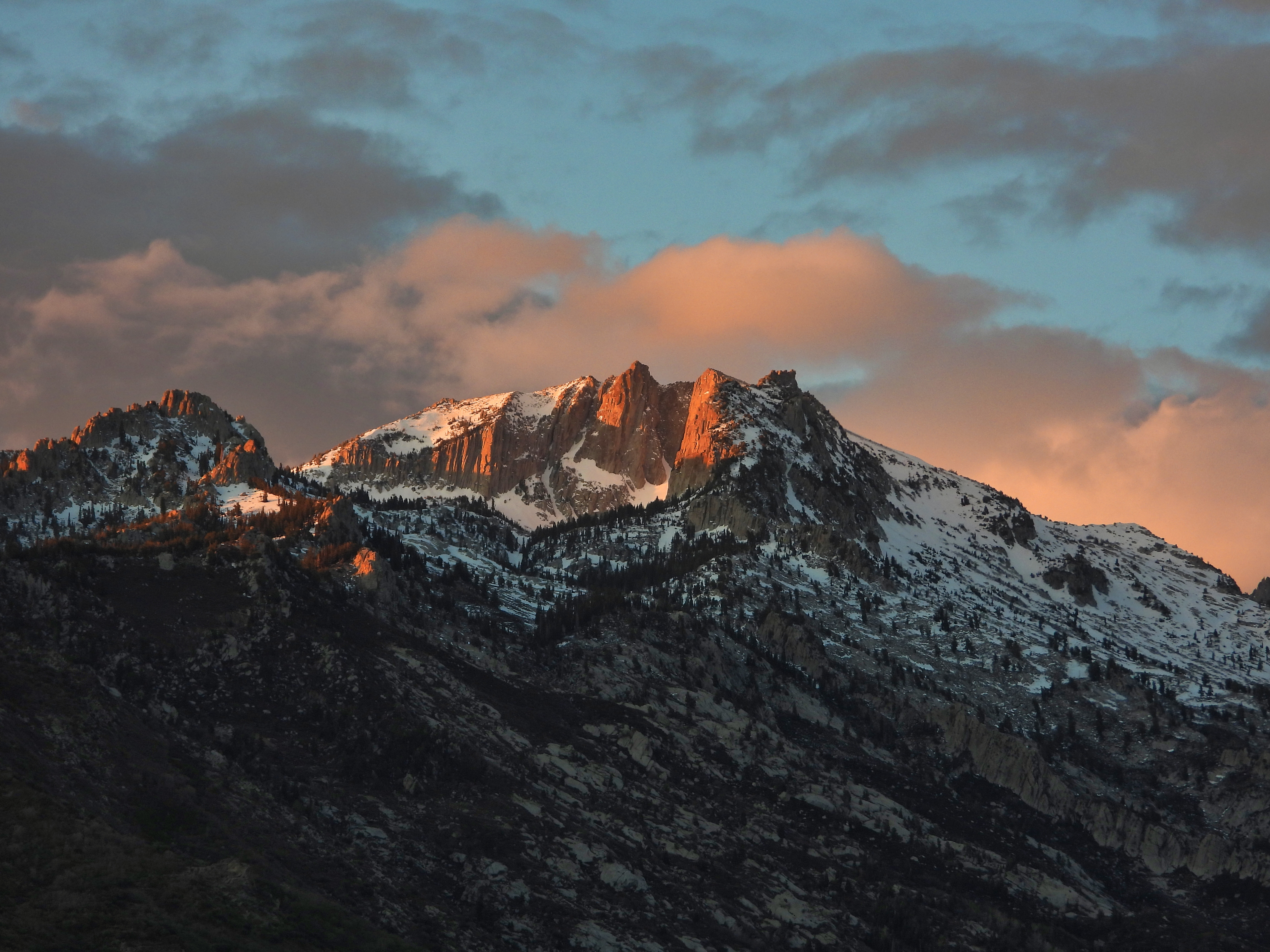Descarga gratuita de fondo de pantalla para móvil de Montañas, Las Rocas, Nevado, Pendiente, Cuesta, Nieve, Rocas, Cubierto De Nieve, Música.