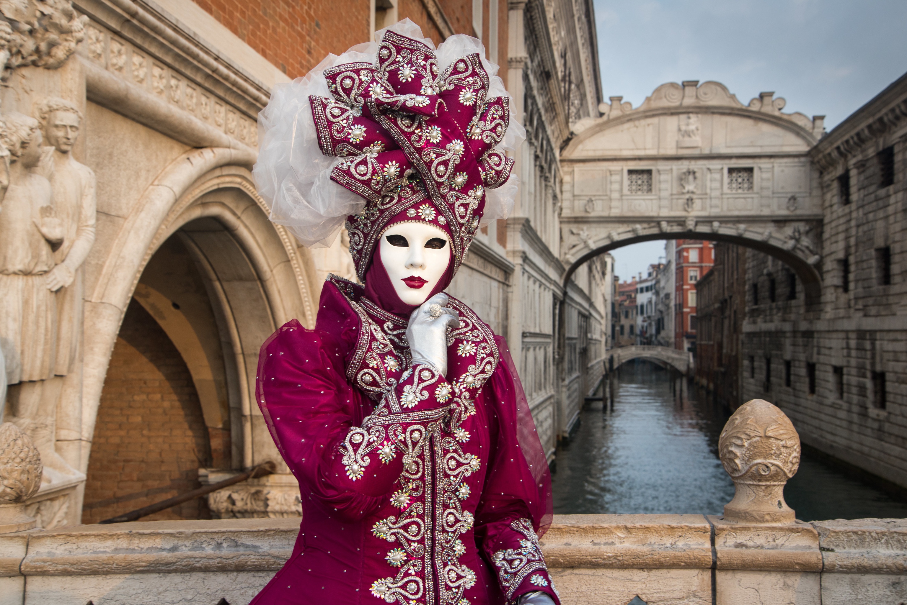 991631 скачать обои венеция, фотографии, венецианский карнавал, мост вздохов, карнавал, костюм, италия - заставки и картинки бесплатно