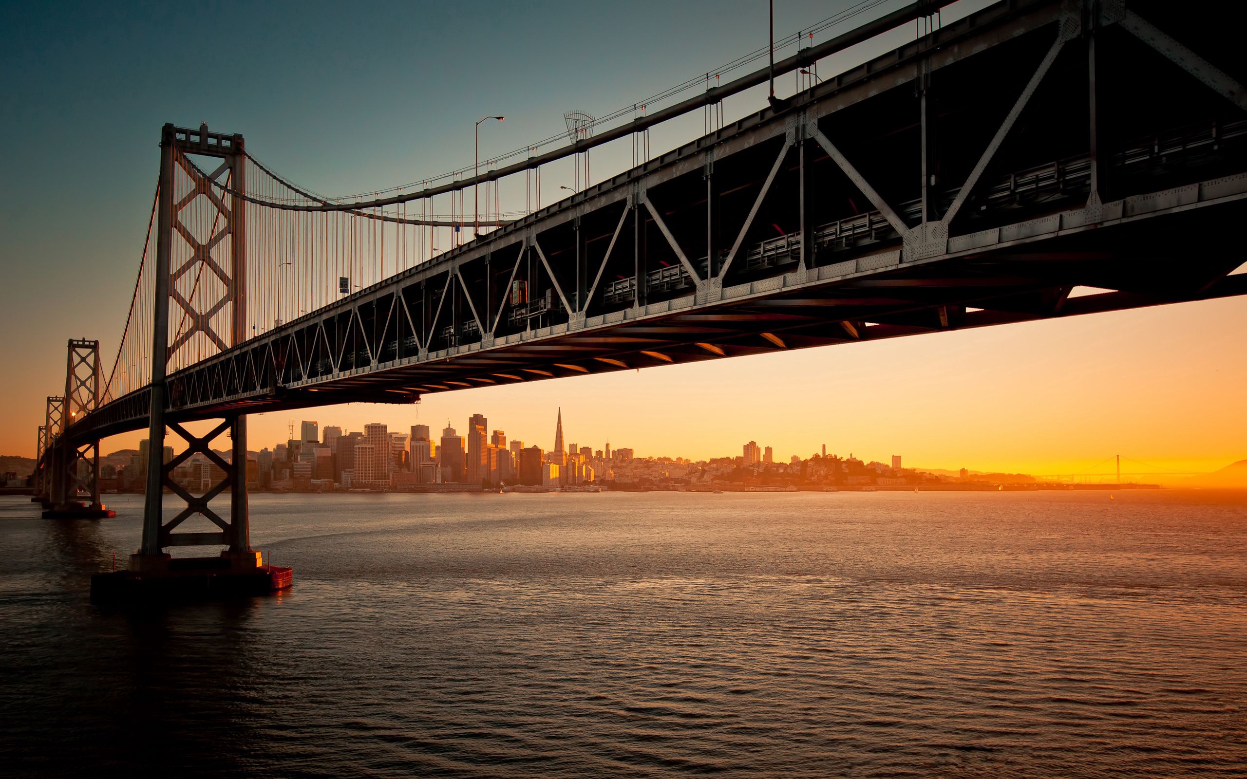 Скачати мобільні шпалери Міста, Вода, Захід, Міст, Вечір, Каліфорнія, Сан Франциско безкоштовно.