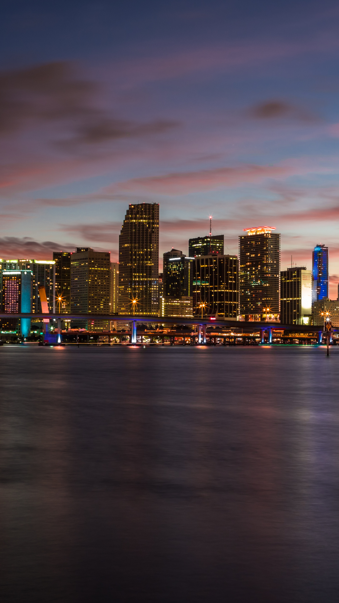 Descarga gratuita de fondo de pantalla para móvil de Ciudades, Agua, Noche, Ciudad, Rascacielos, Paisaje Urbano, Miami, Florida, Hecho Por El Hombre.