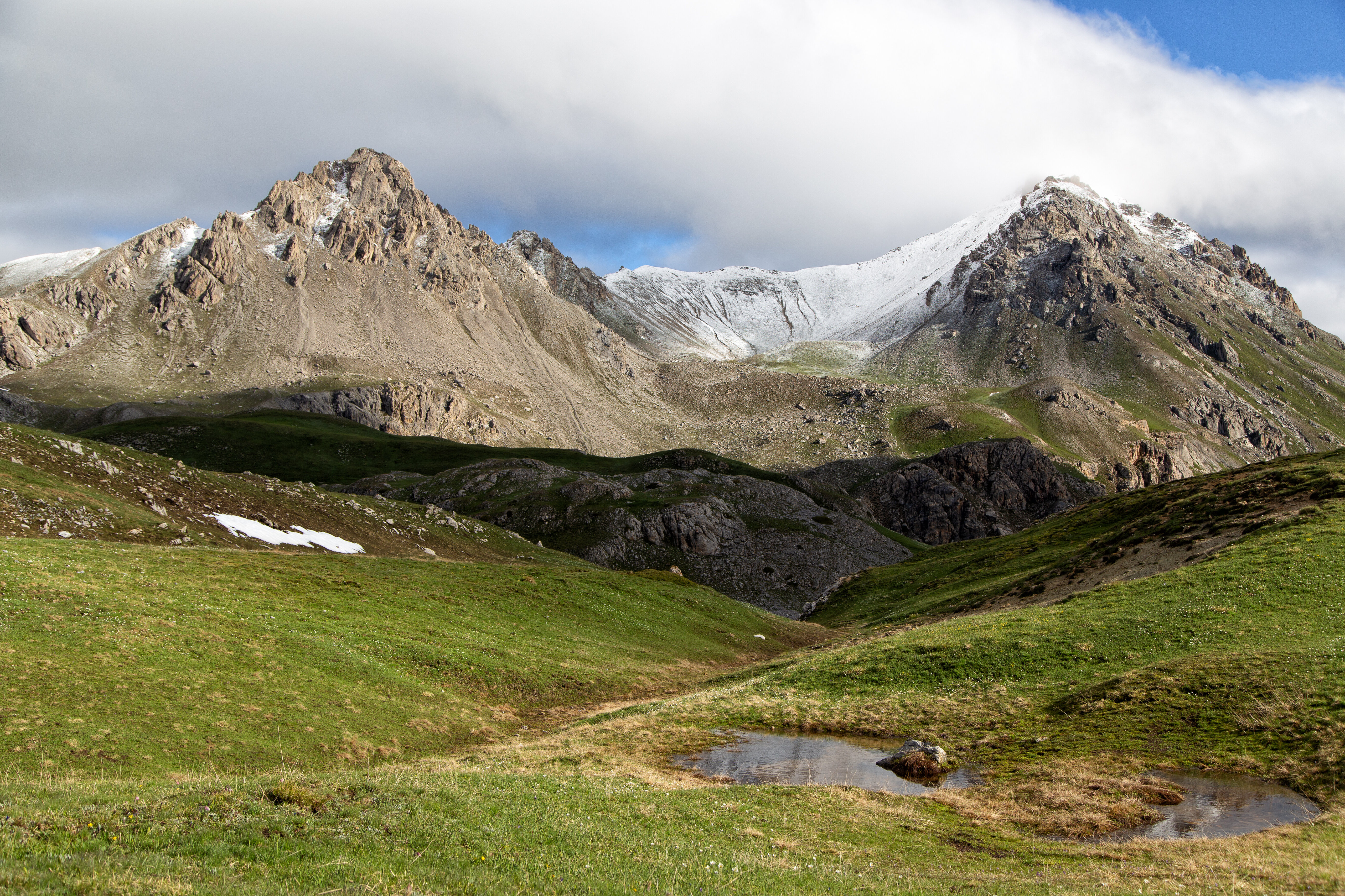 Descarga gratuita de fondo de pantalla para móvil de Naturaleza, Hierba, Montañas, Nieve, Las Rocas, Rocas, Cubierto De Nieve, Nevado.
