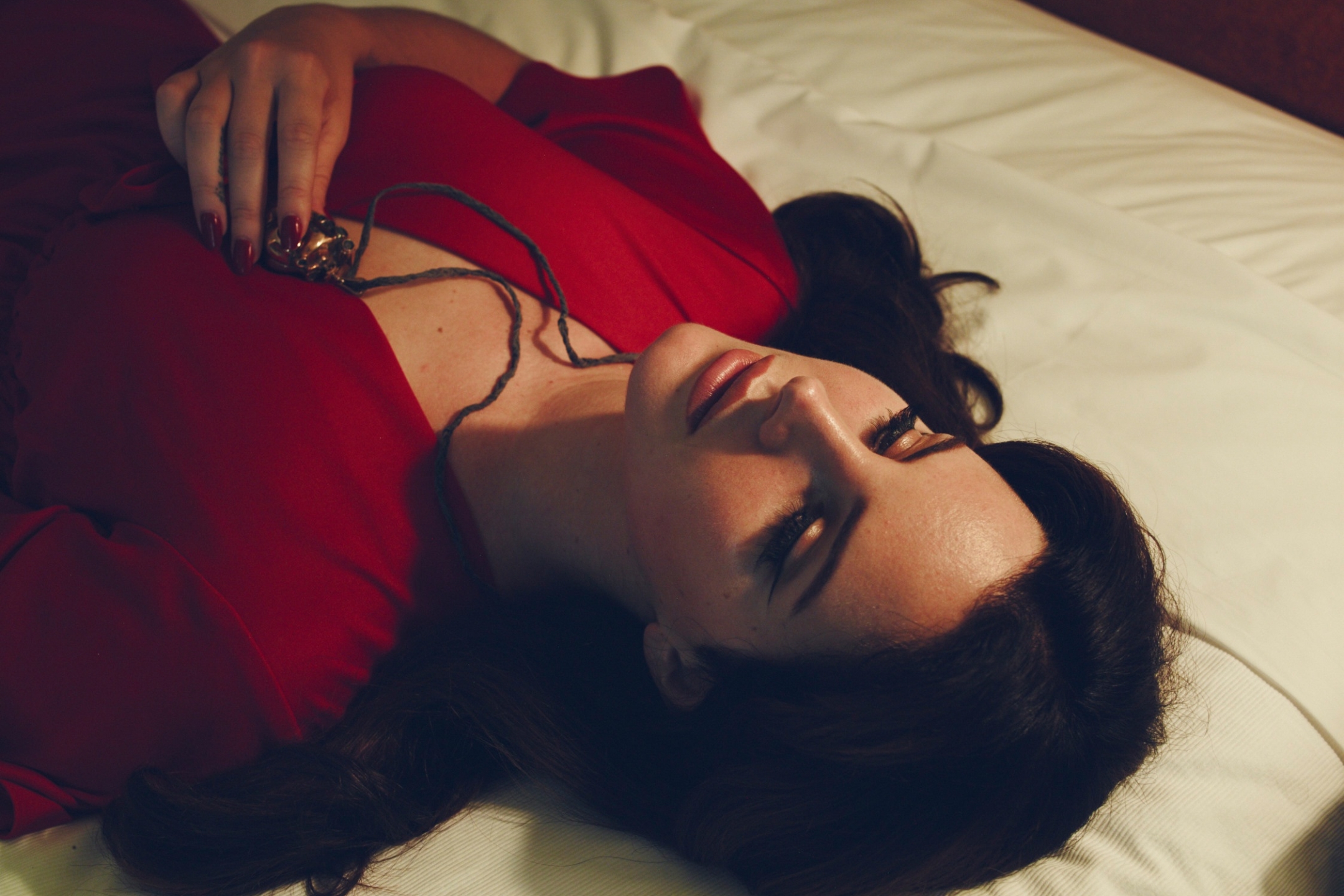 Laden Sie das Musik, Sänger, Stimmung, Amerikanisch, Hinlegen, Lana Del Rey-Bild kostenlos auf Ihren PC-Desktop herunter