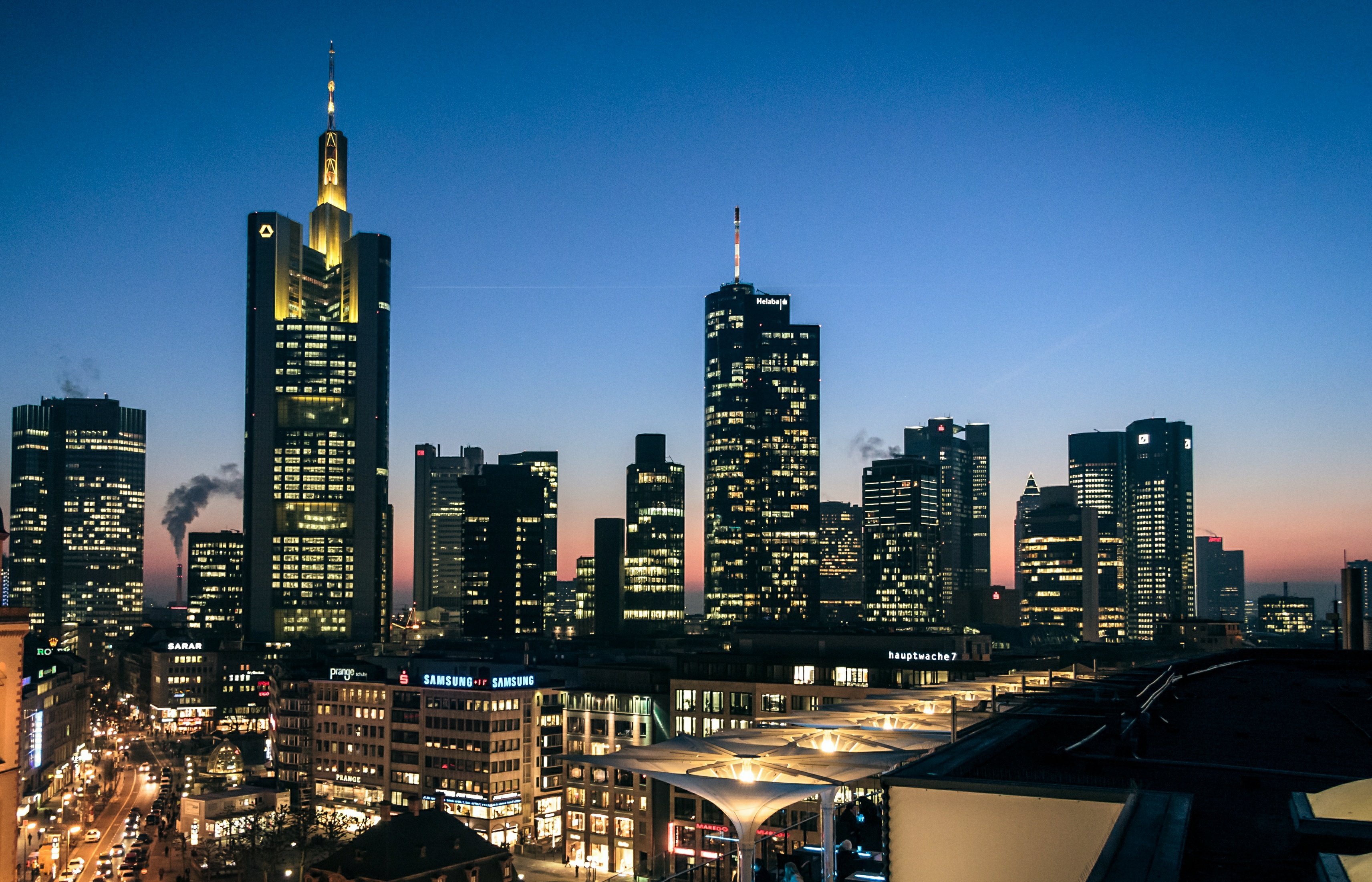 Laden Sie das Städte, Wolkenkratzer, Gebäude, Deutschland, Nacht, Frankfurt, Menschengemacht, Großstadt-Bild kostenlos auf Ihren PC-Desktop herunter