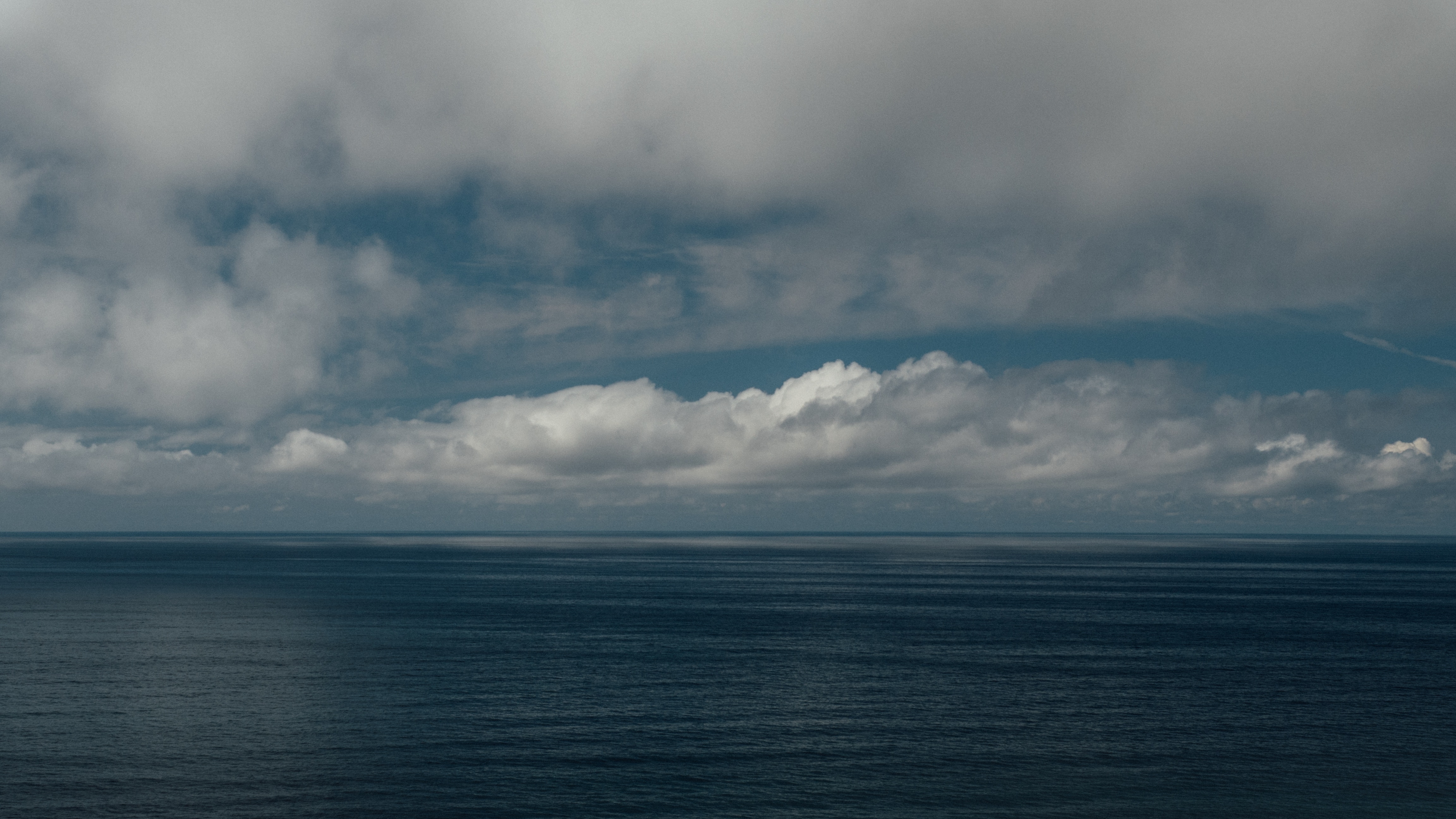 Скачать картинку Облака, Горизонт, Природа, Море в телефон бесплатно.
