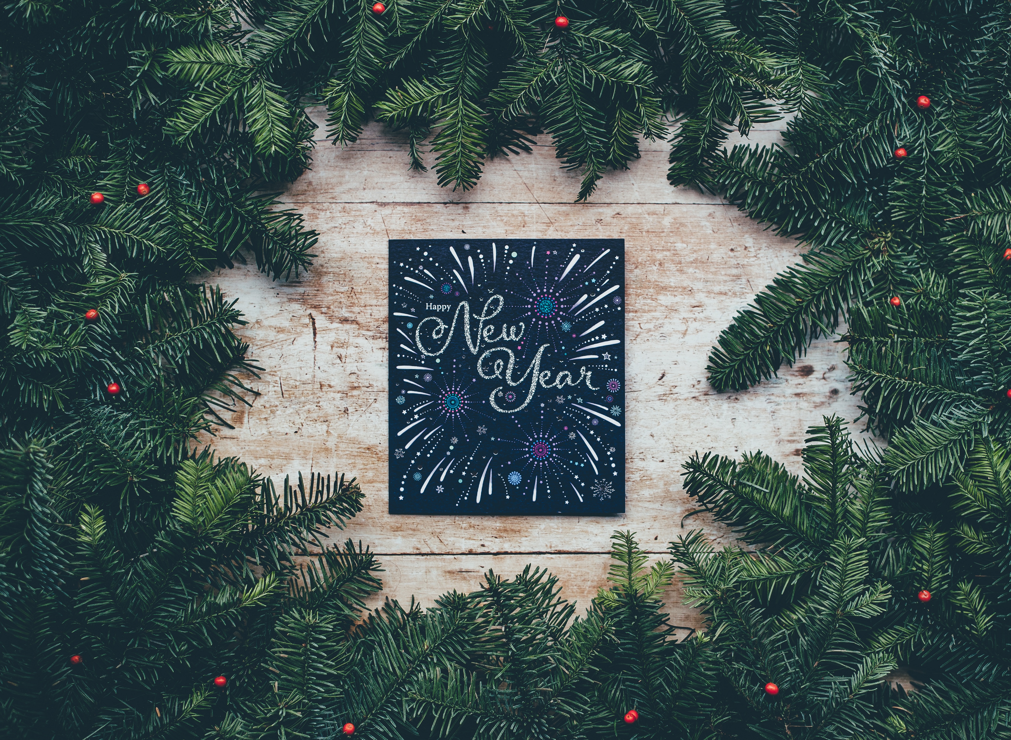 Laden Sie das Neues Jahr, Geäst, Zweige, Fichte, Fir, Postkarte, Neujahr, Feiertage-Bild kostenlos auf Ihren PC-Desktop herunter
