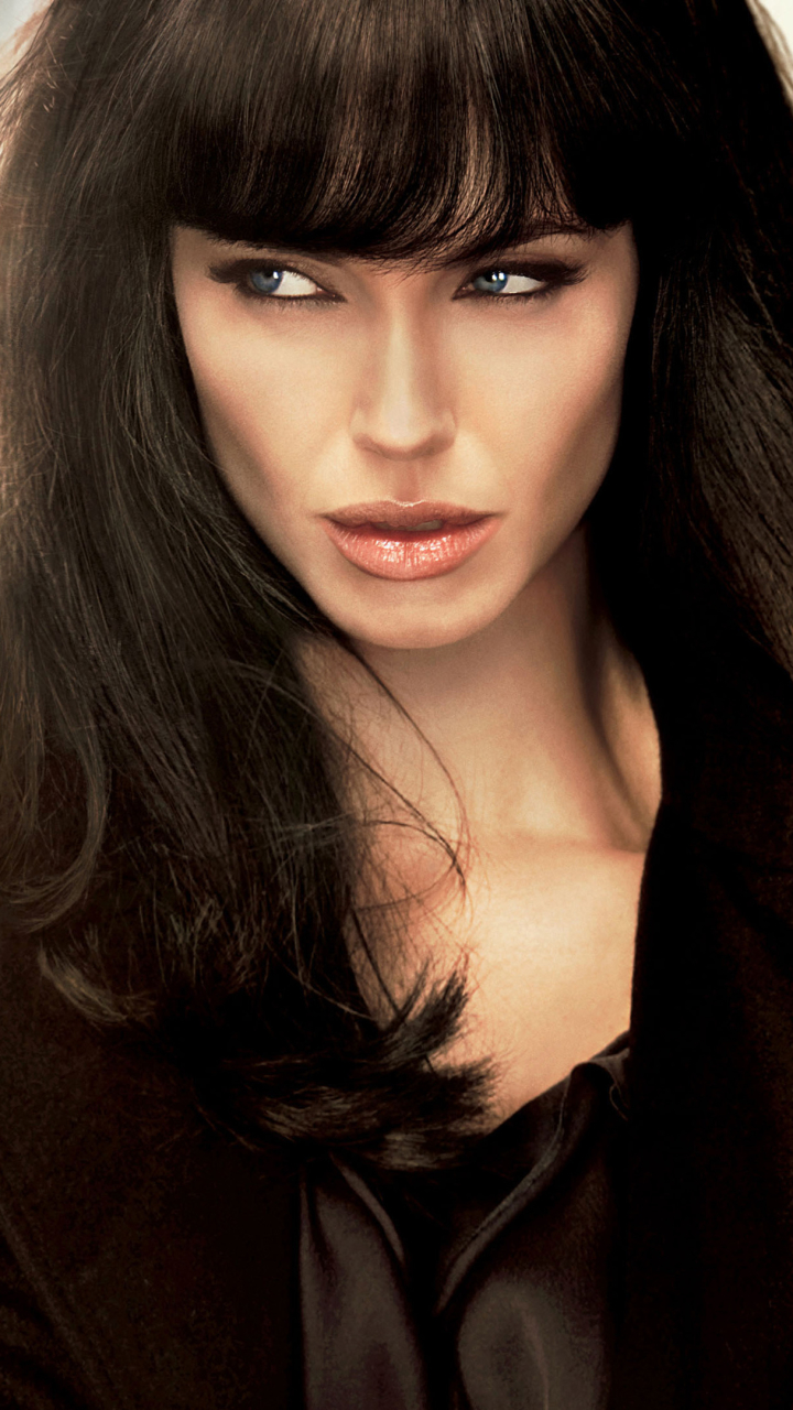 Download mobile wallpaper Angelina Jolie, Brunette, Salt, American, Movie, Actress for free.