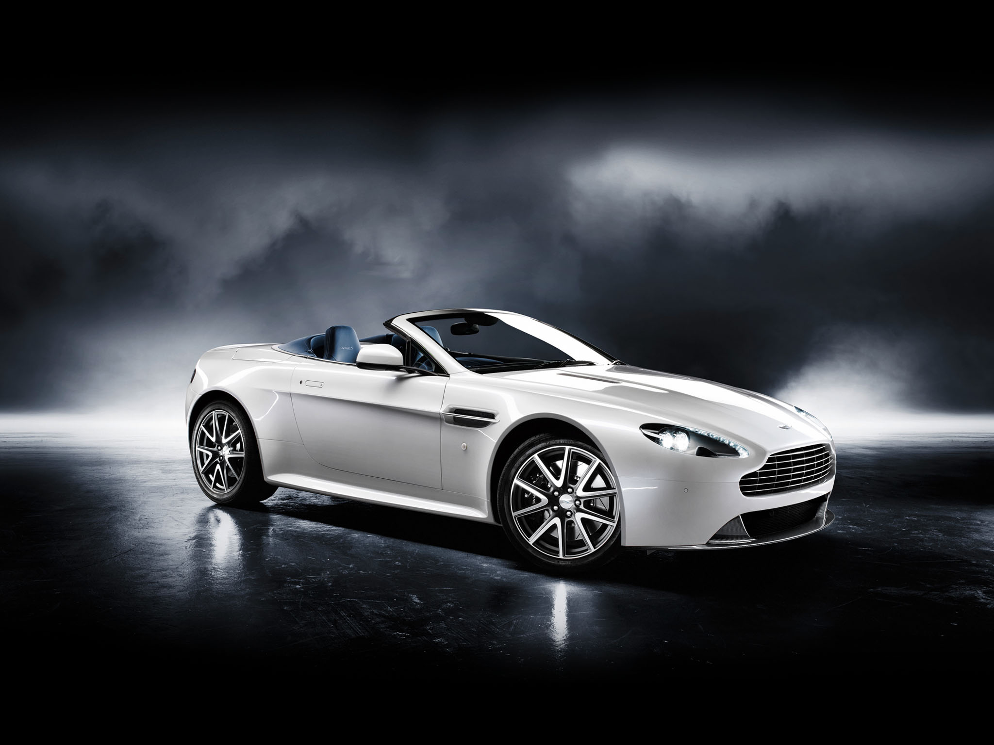 Завантажити шпалери Aston Martin V8 Vantage S на телефон безкоштовно