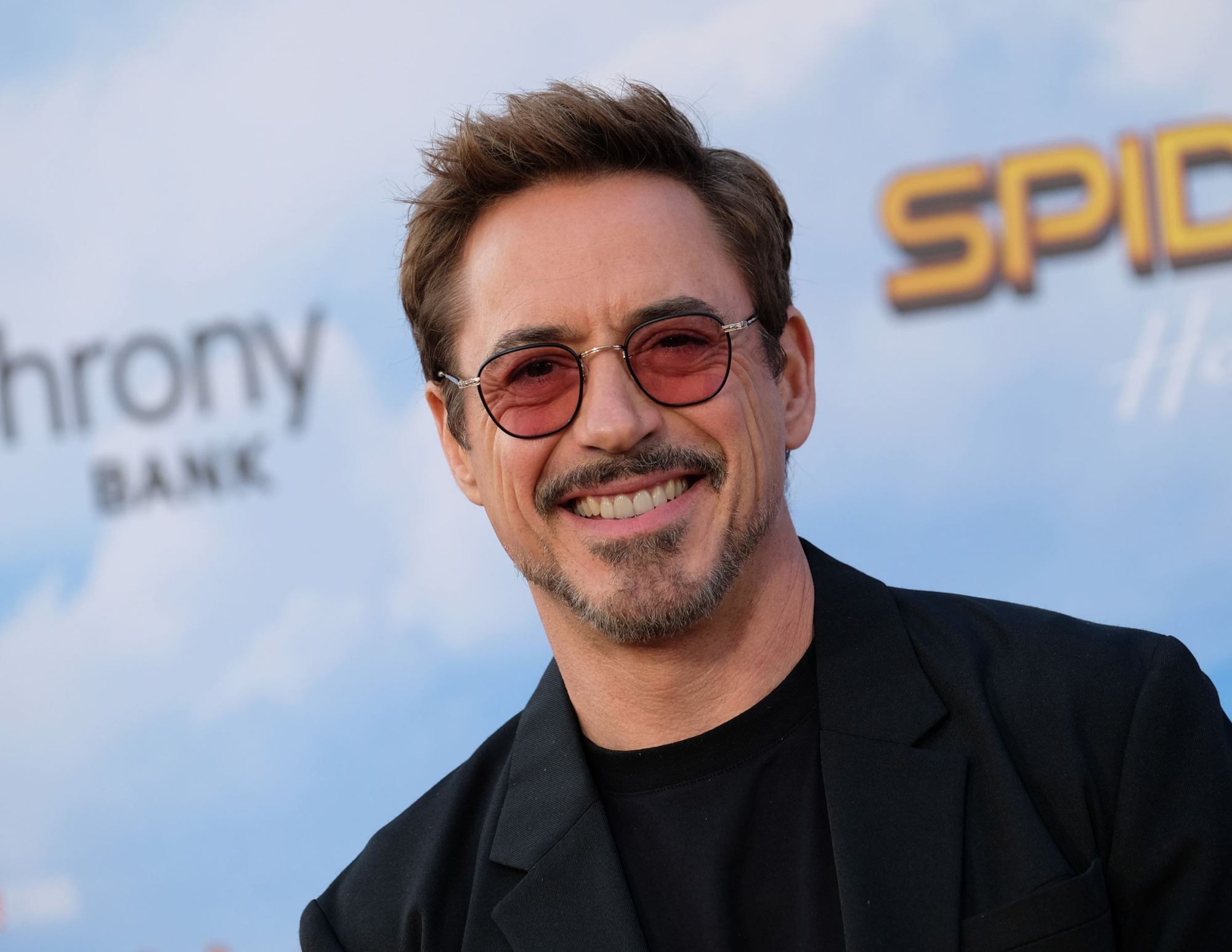 Handy-Wallpaper Schauspieler, Robert Downey Jr, Lächeln, Sonnenbrille, Amerikanisch, Berühmtheiten kostenlos herunterladen.