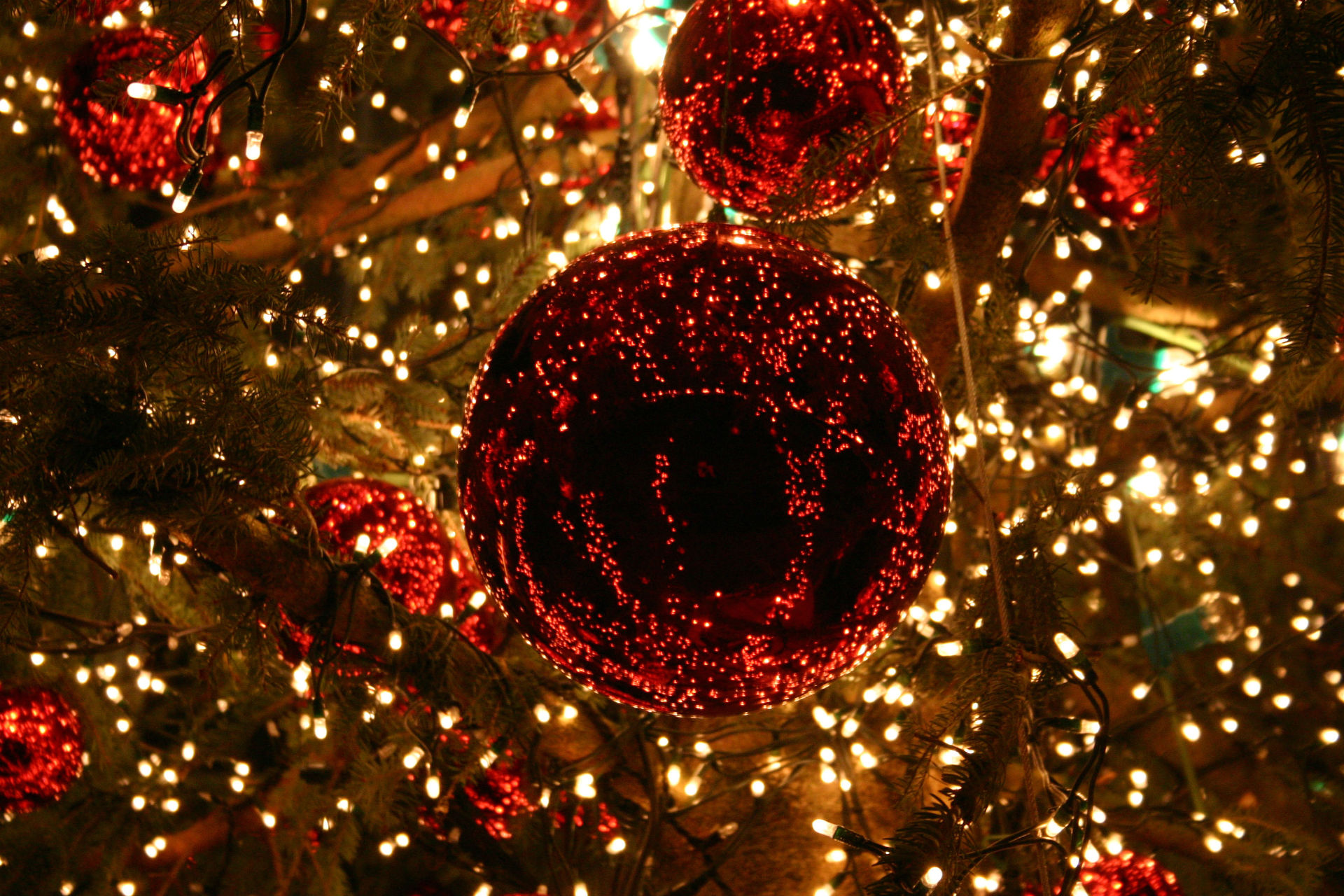 Free download wallpaper Light, Christmas, Holiday, Christmas Tree, Christmas Ornaments, Christmas Lights on your PC desktop