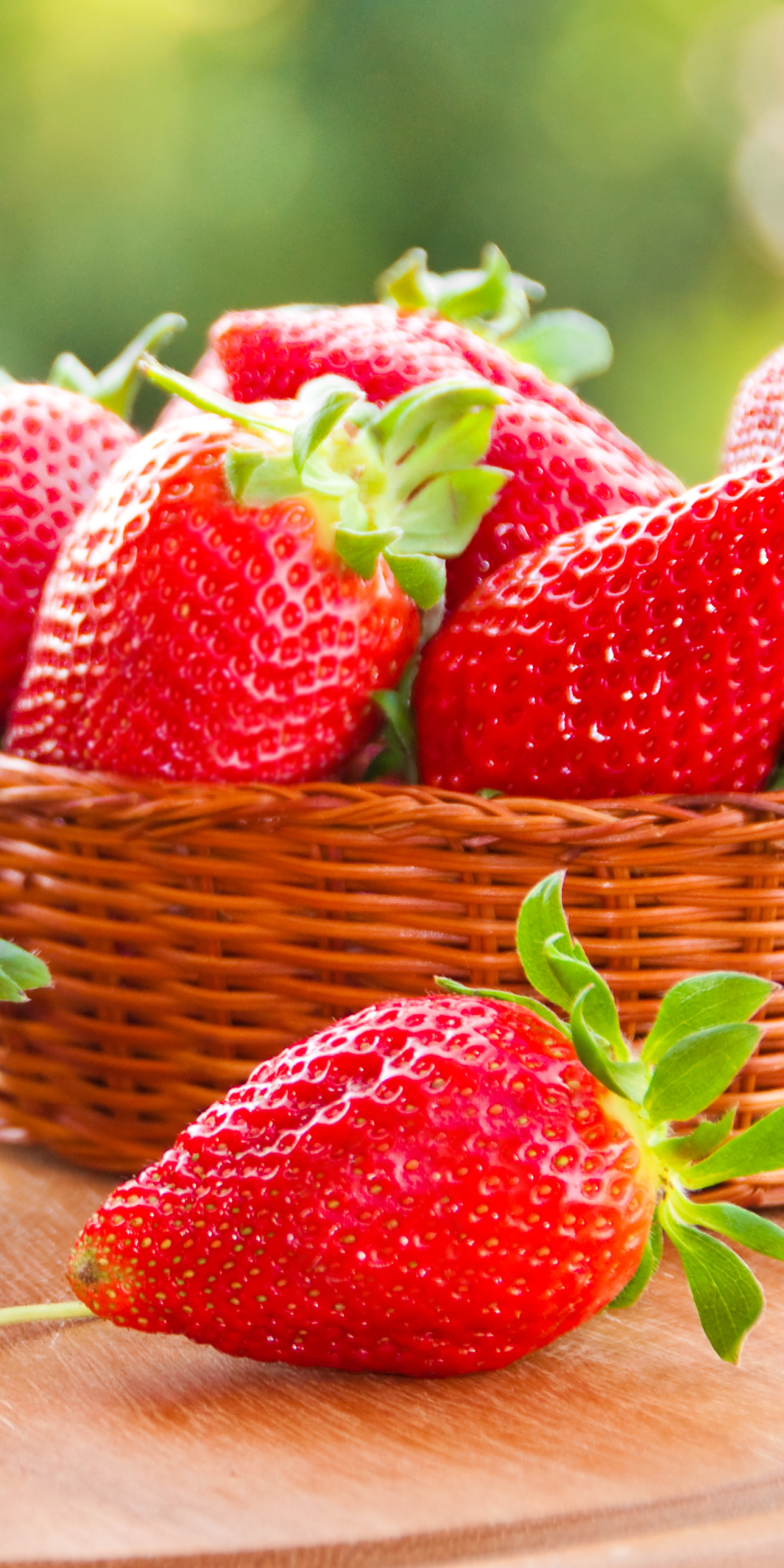 Handy-Wallpaper Erdbeere, Beere, Frucht, Korb, Nahrungsmittel, Früchte kostenlos herunterladen.