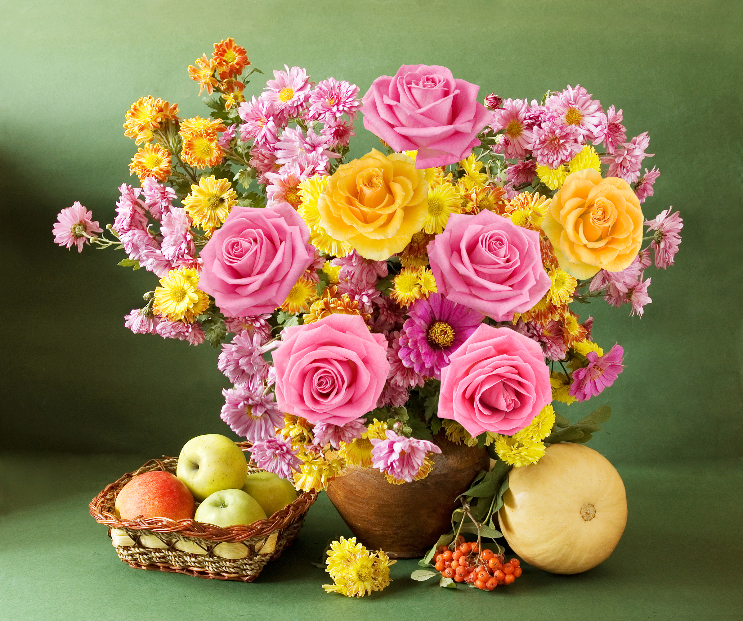 Laden Sie das Blume, Rose, Frucht, Vase, Apfel, Fotografie, Gelbe Blume, Pinke Blume, Stillleben-Bild kostenlos auf Ihren PC-Desktop herunter
